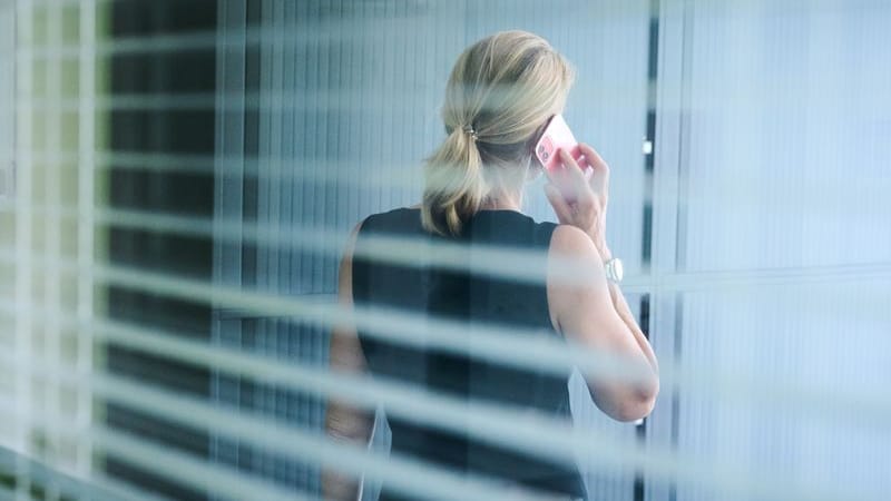 Eine Frau steht in einem Bürozimmer und telefoniert (Symbolbild): Der Anteil arbeitender Frauen ist in Sachsen in den vergangenen zehn Jahren gestiegen.