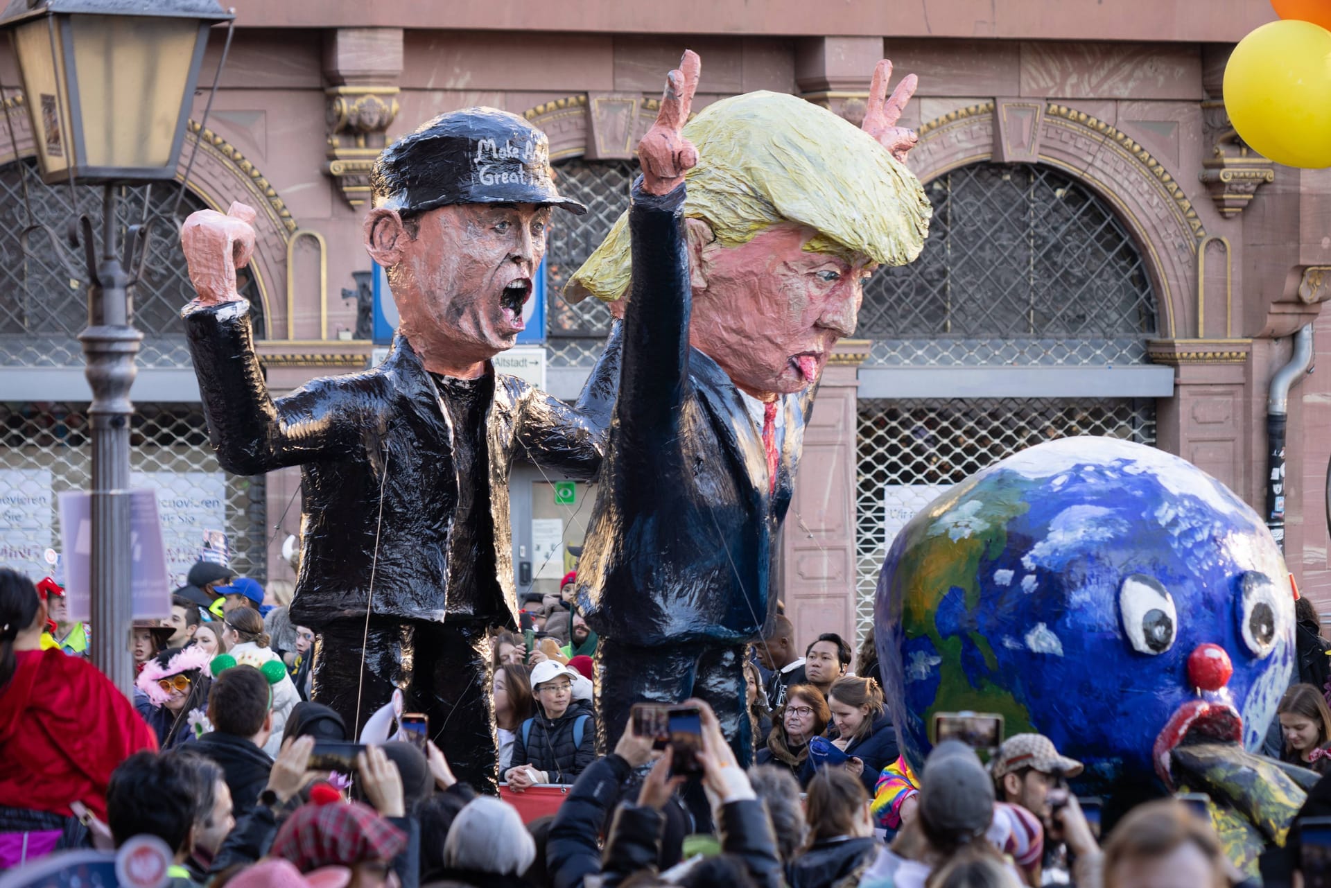 Faschingsumzug in Frankfurt am Main: Ein Wagen zeigte Elon Musk und Donald Trump.