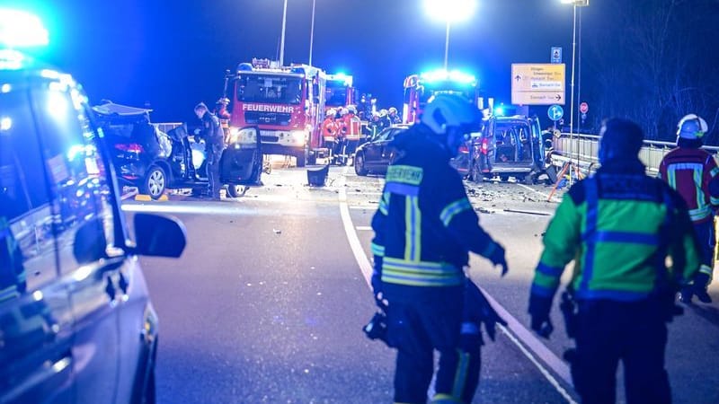 Einsatzkräfte an der Unfallstelle auf der B33: Ein Mann starb im Krankenhaus.