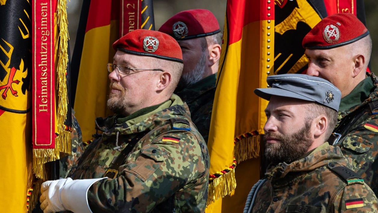 Soldaten der Bundeswehr (Symbolbild): Das Heer muss beim Schutz der Kasernen auf externe Dienstleister zurückgreifen.