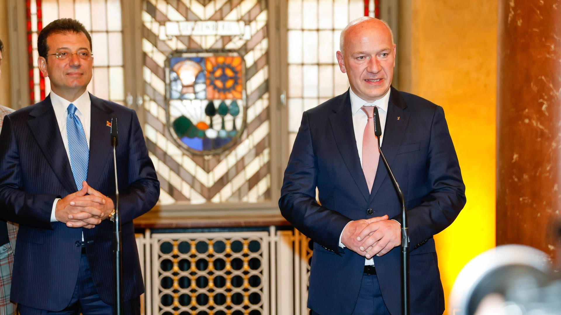 Kai Wegner (rechts) und Ekrem Imamoglu (Archivbild): Eigentlich soll Berlins Regierender Bürgermeister im April seinen Amtkollegen in Istanbul besuchen.