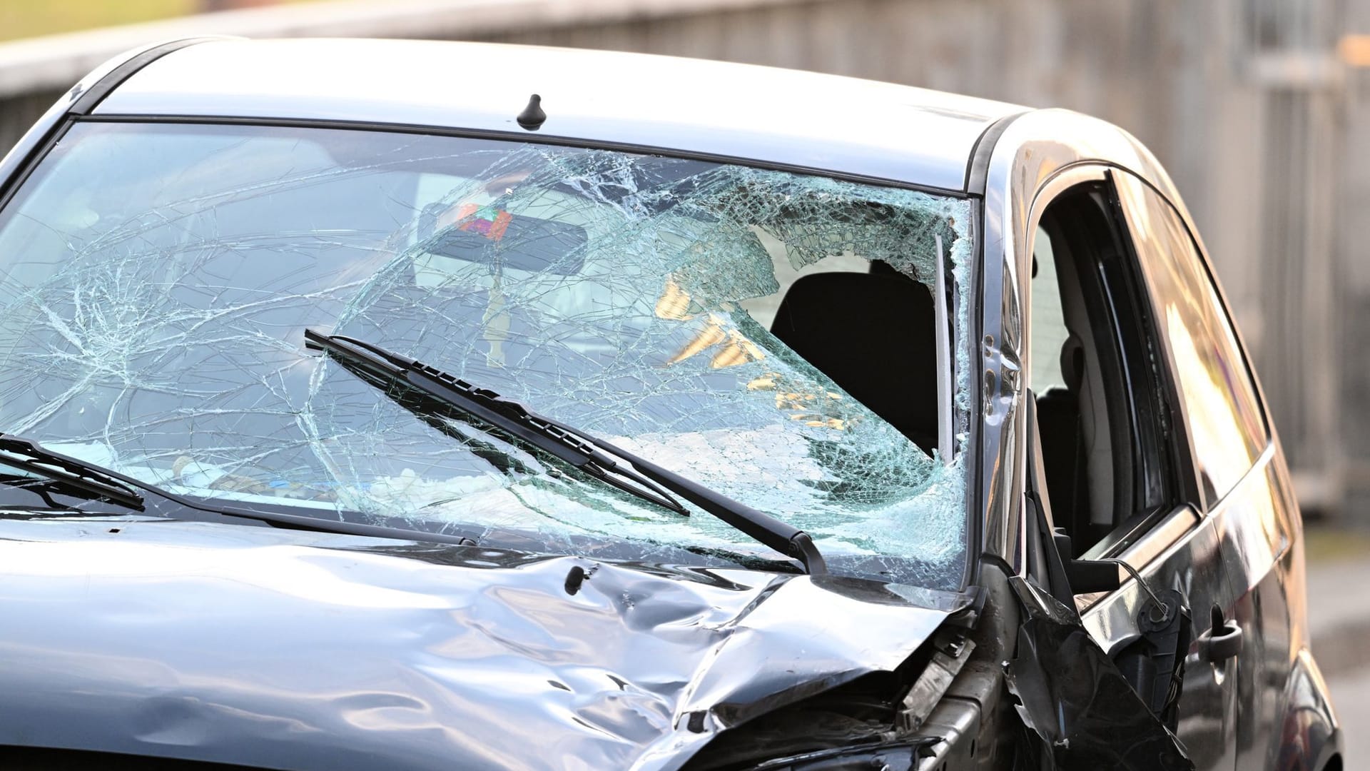 Das beschädigte Fahrzeug, das in eine Menschenmenge gefahren ist: Nach der Todesfahrt in Mannheim werden Details zum Täter untersucht.