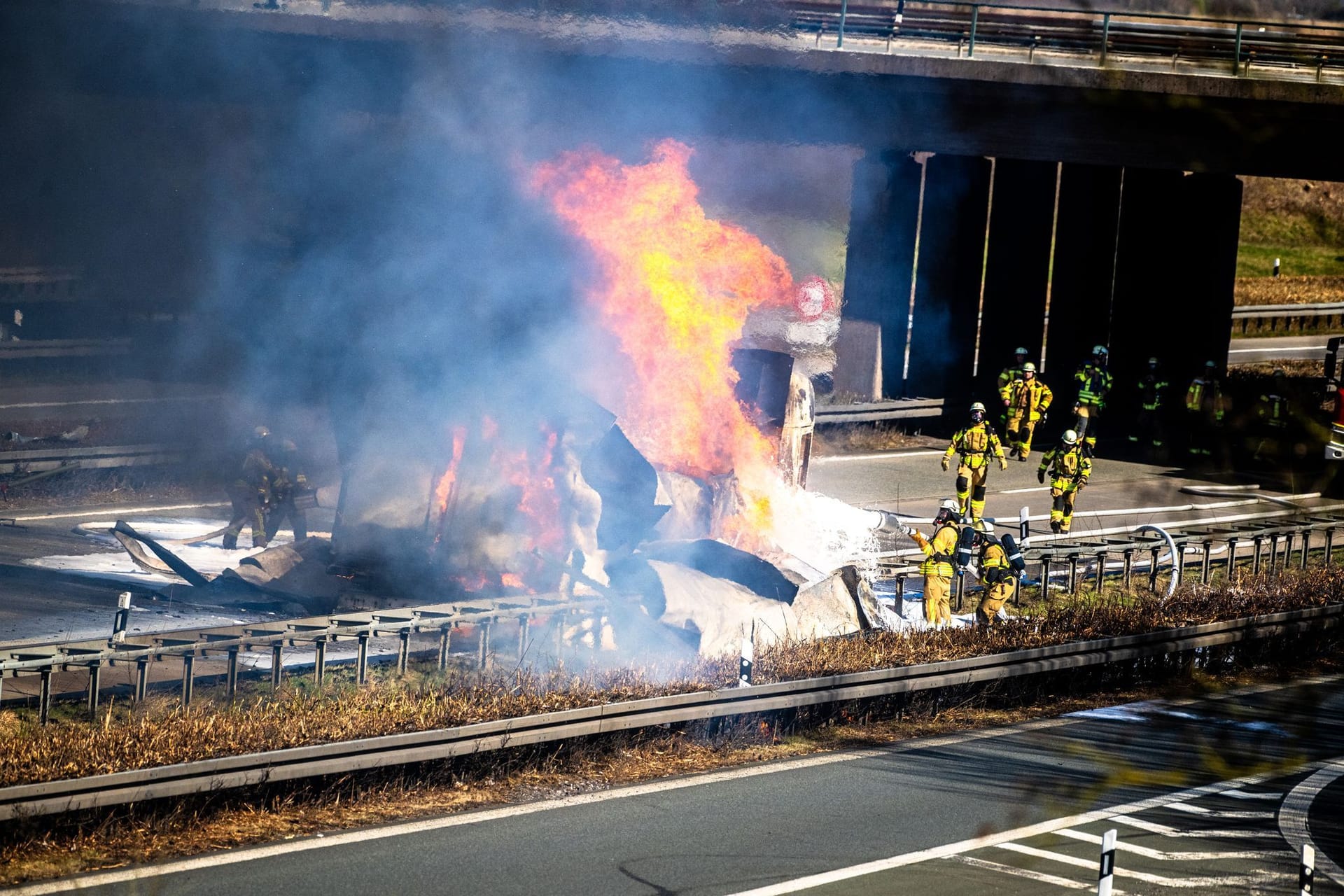 Laster in Flammen: Einsatzkräfte auf der Autobahn 44 bei Soest.