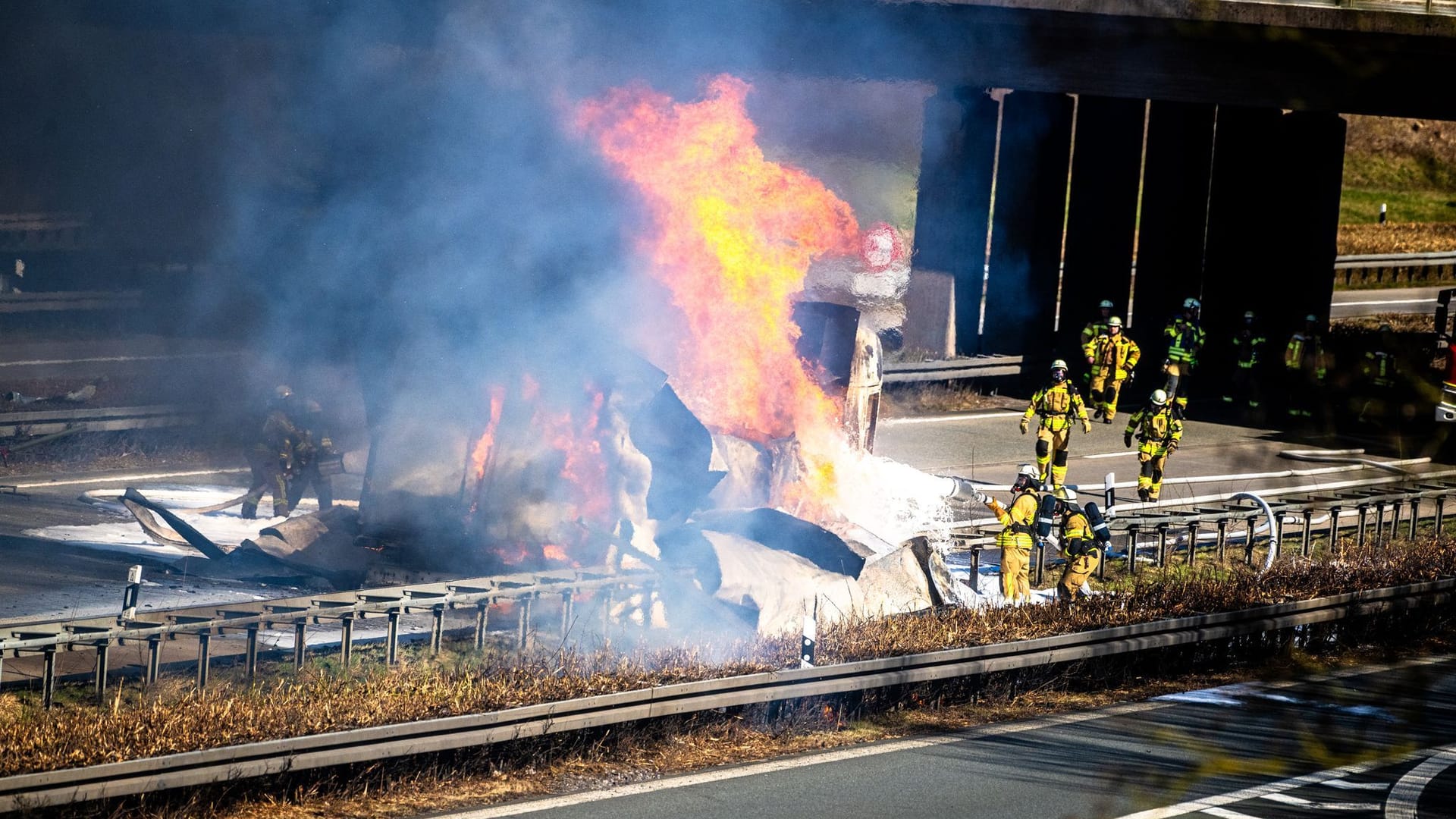 Laster in Flammen: Einsatzkräfte auf der Autobahn 44 bei Soest.