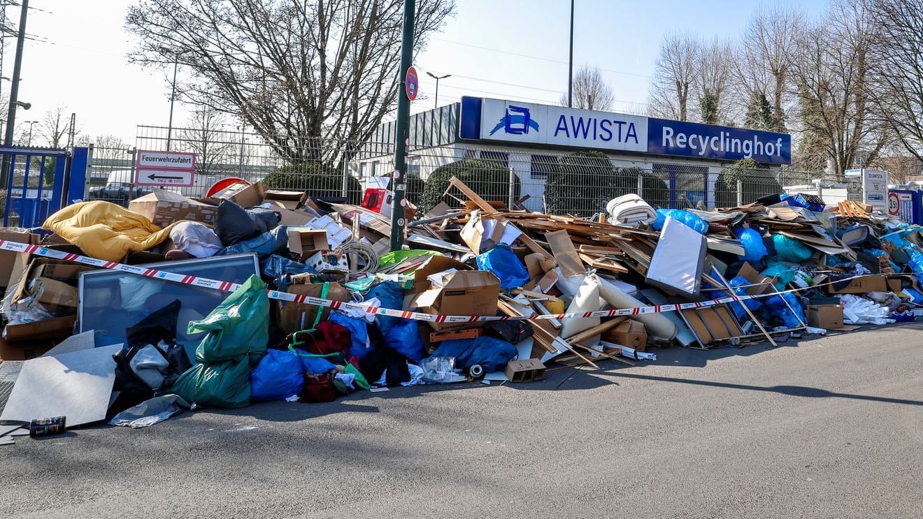 Geschlossen wegen Warnstreiks: Vor Recyclinghöfen in Düsseldorf