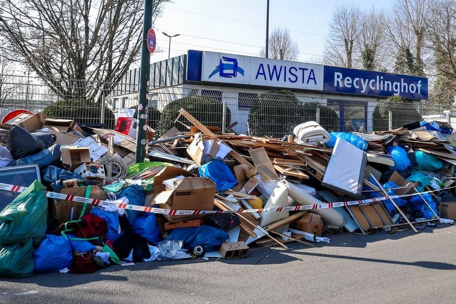 Geschlossen wegen Warnstreiks: Vor Recyclinghöfen in Düsseldorf