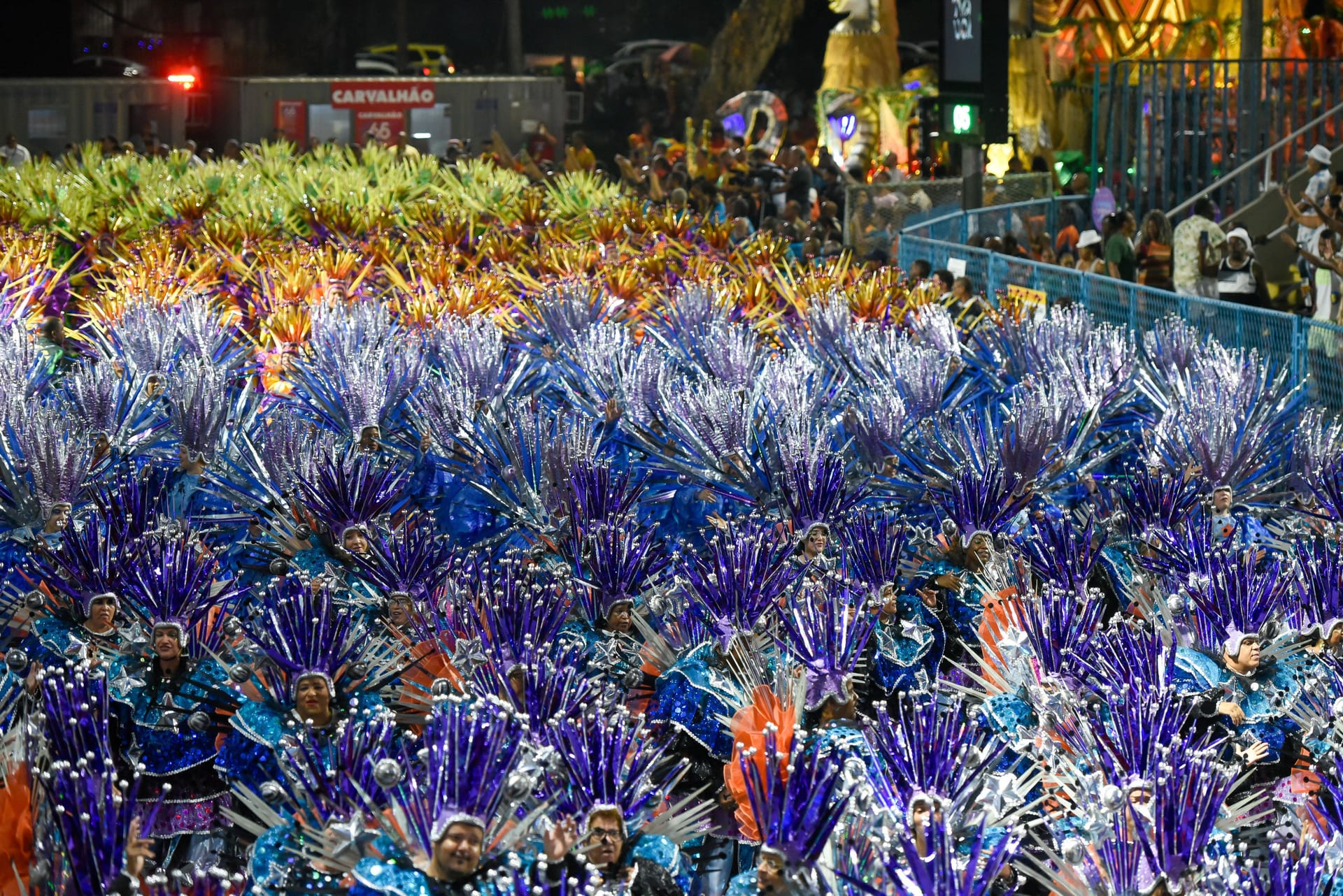 Parade im Sambódromo: Zwölf Samaba-Schulen zeigen innerhalb von drei Tagen hie ihr Können.