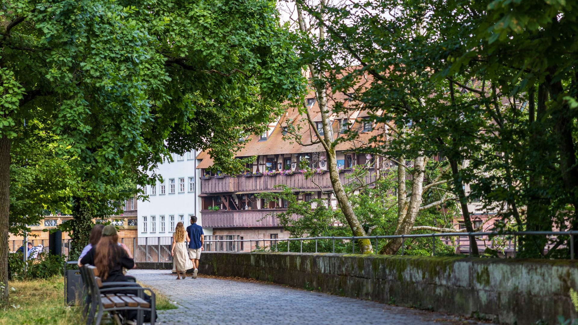 Der neugestaltete Nägeleinsplatz in der Nürnberger Innenstadt erstreckt sich malerisch entlang der Pegnitz (Archivbild).