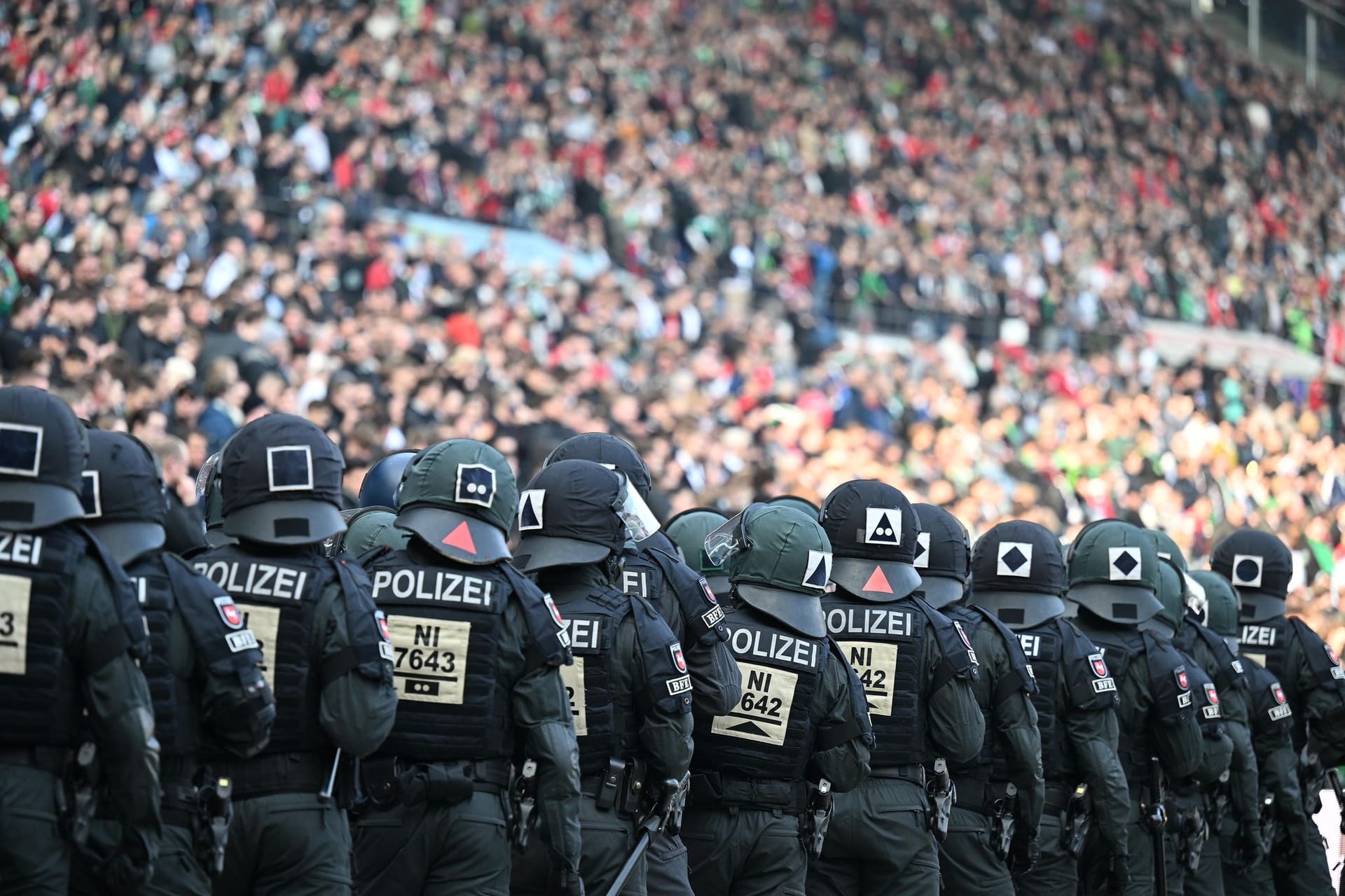 Polizei in der Heinz von Heiden Arena (Symbolbild): Das Niedersachsenderby musste mehrmals unterbrochen werden.