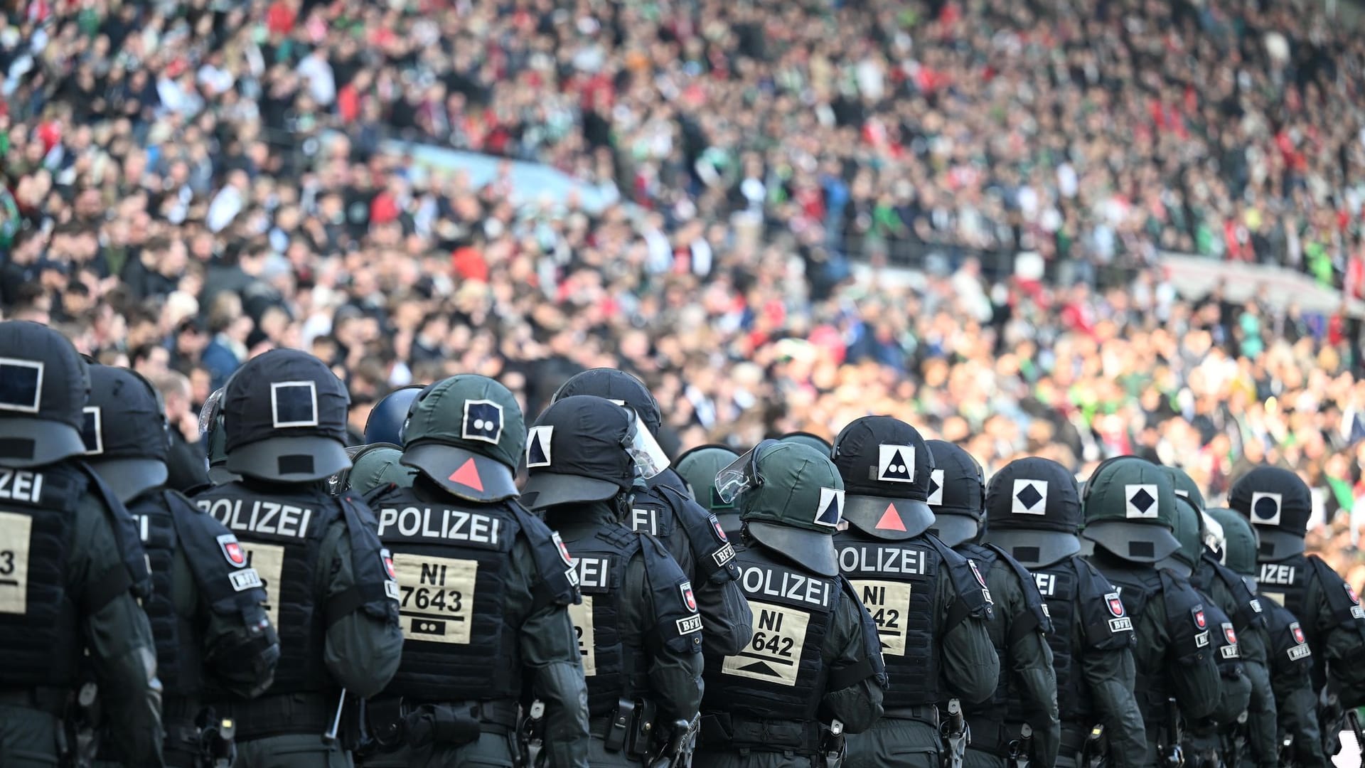 Polizei in der Heinz von Heiden Arena (Symbolbild): Das Niedersachsenderby musste mehrmals unterbrochen werden.