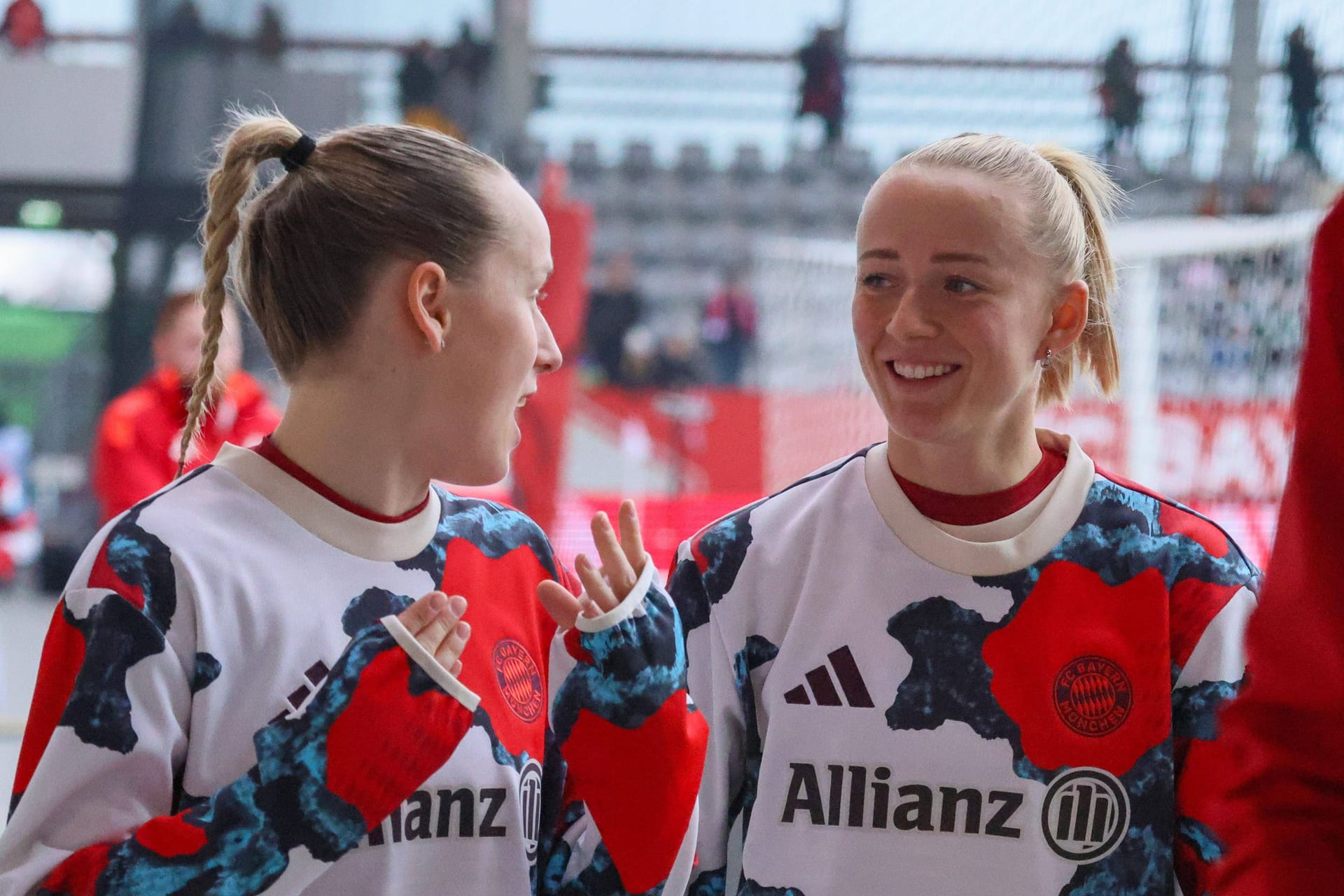 Franziska Kett (l.) neben Lea Schüller: Die beiden spielen nun auch in der Nationalmannschaft zusammen.