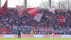 Vermummte greifen Bus mit Cottbus-Fans an