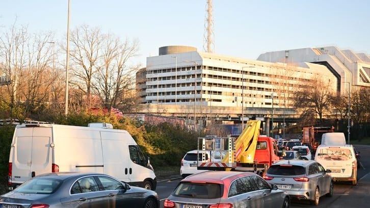 Autos stehen auf der Umfahrung der gesperrten Brücke der Stadtautobahn A100 vor dem ICC im Stau: Die Ringbahnbrücke der A100 im Westen Berlins ist seit Mittwochabend aus Sicherheitsgründen in nördlicher Richtung voll gesperrt.