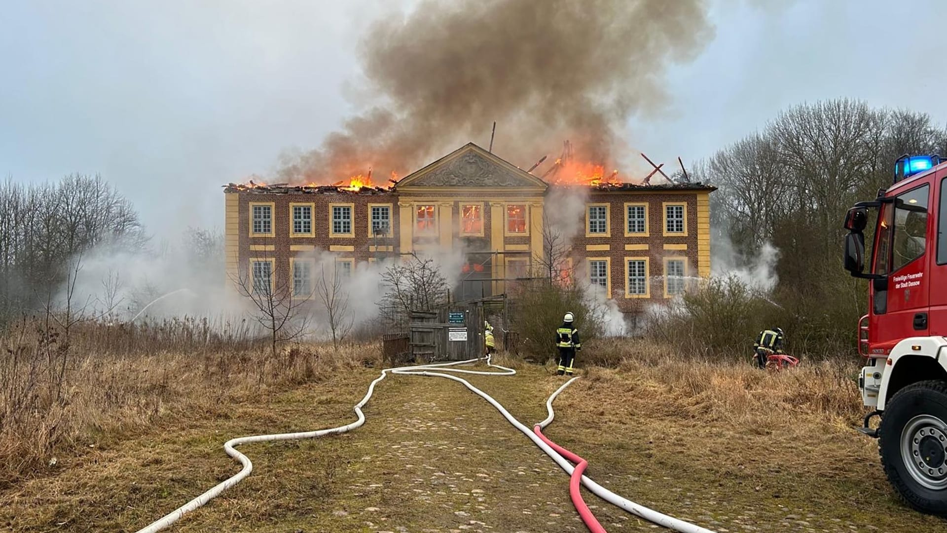 Das Schloss Johannstorf steht in Flammen.