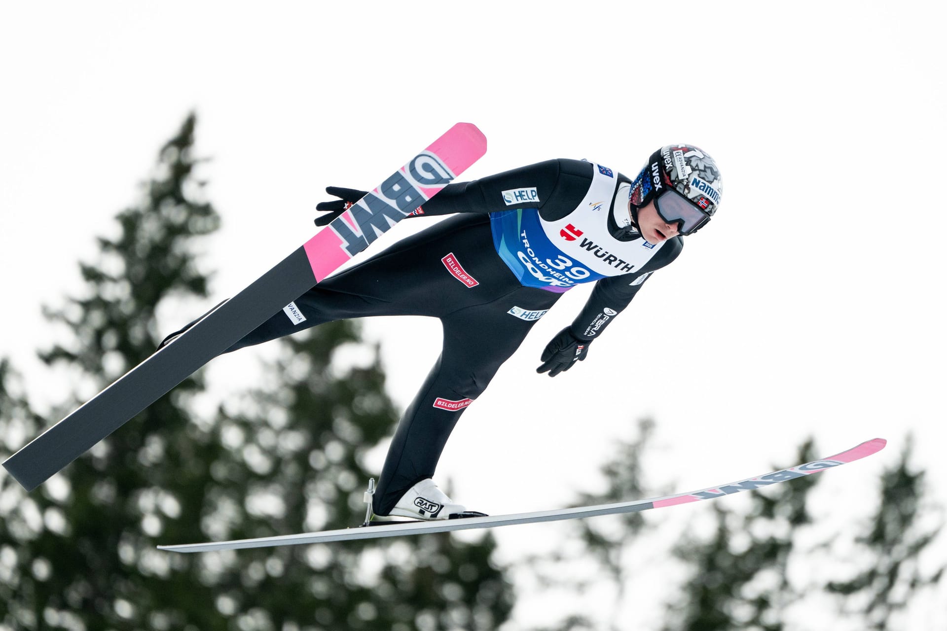 Marius Lindvik in Aktion: Schummeln Norwegens Skispringer bei den Anzügen?