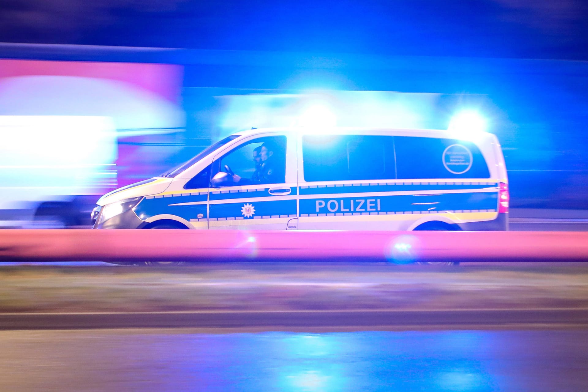 Ein Polizeiwagen fährt mit Blaulicht über eine Straße (Symbolbild): Die Bundespolizei hat einen vermissten 16-jährigen Kölner nach zwei Wochen wiedergefunden.