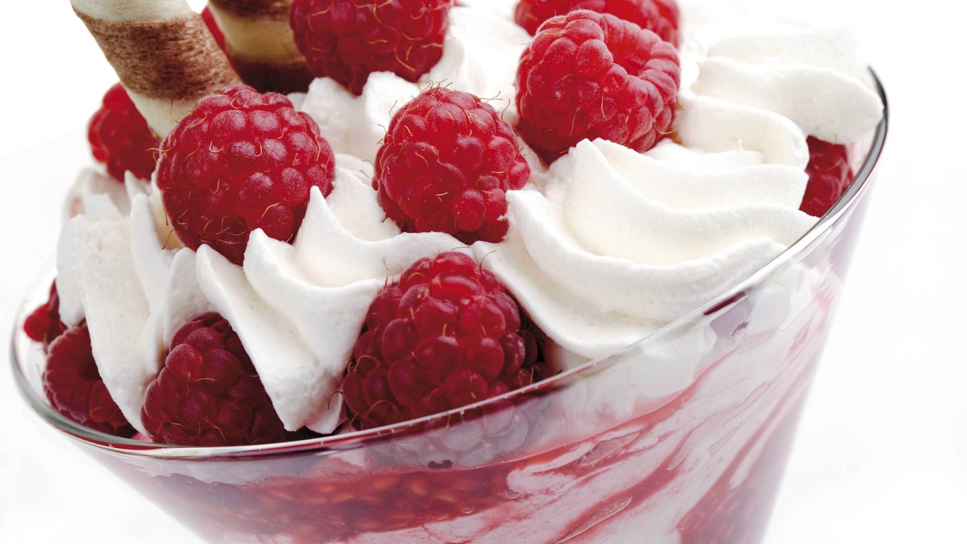 Eisbecher mit frischen Himbeeren und Sahne (Symbolbild): Das Wetter lädt zum Eis essen ein.