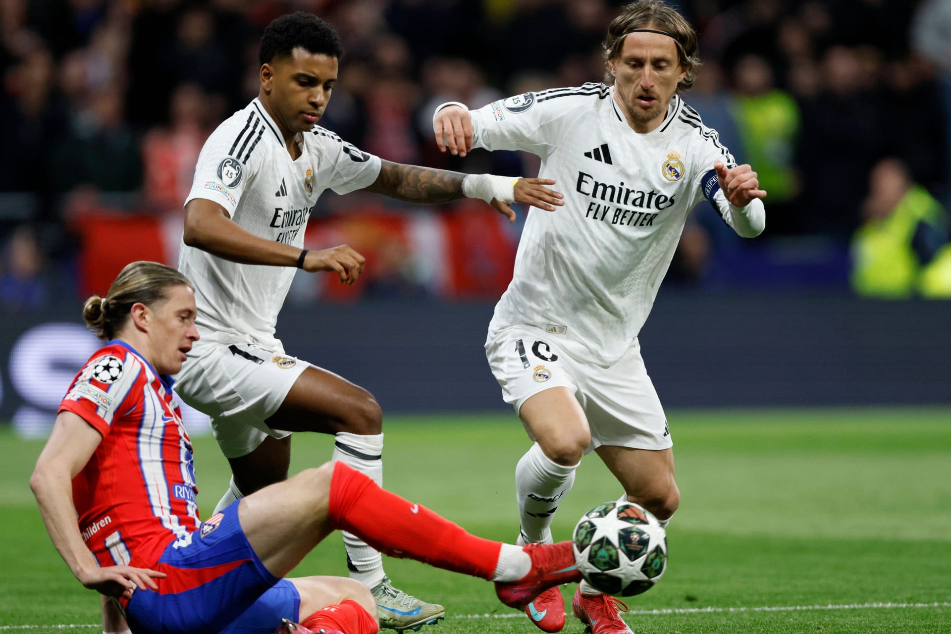 Marcos Llorente (l.) im Duell mit Vinicius Junior.