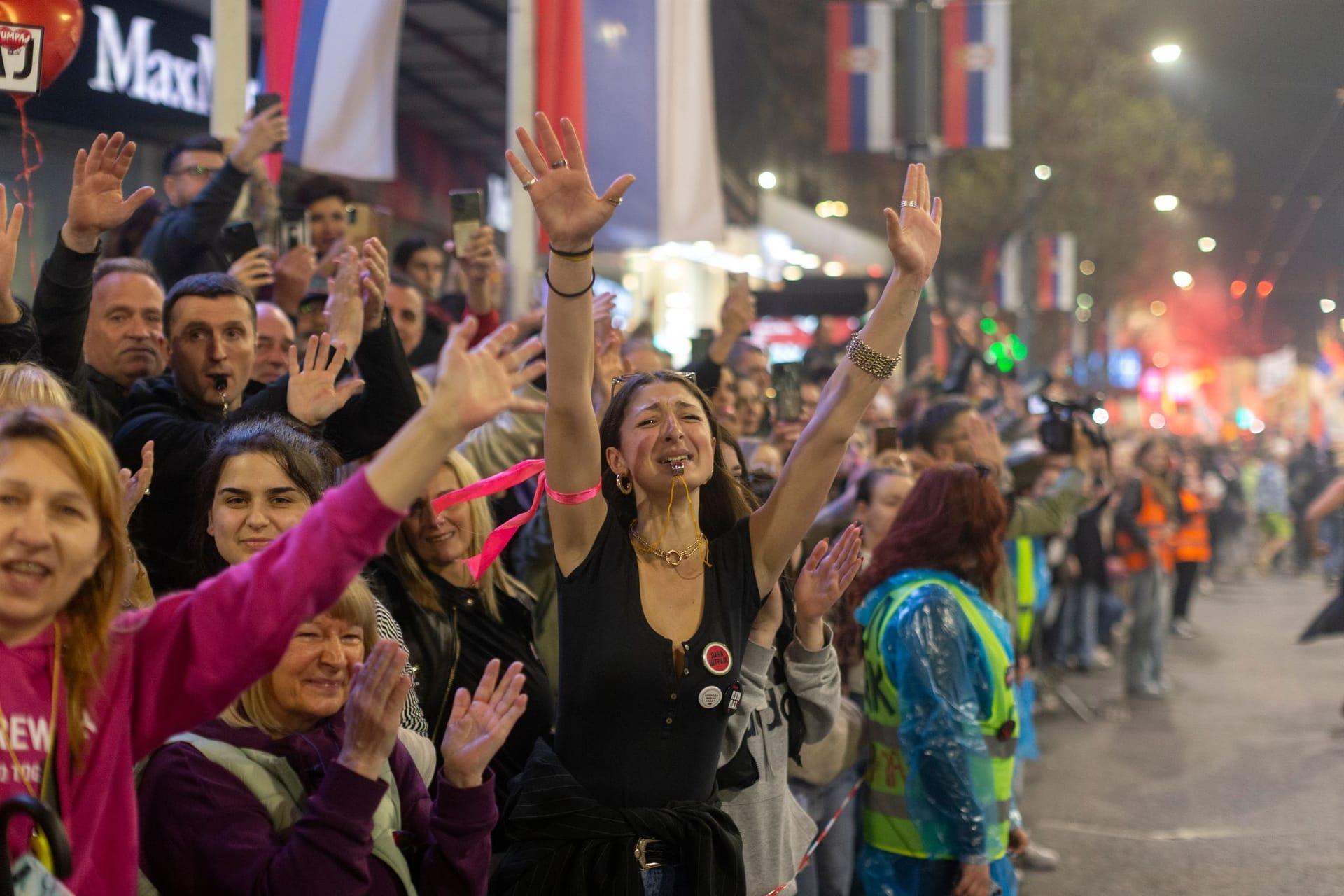 Menschen jubeln und begrüßen Universitätsstudenten, als sie zu einer Demonstration vor einer großen Anti-Korruptions-Kundgebung in Belgrad, Serbien, eintreffen.