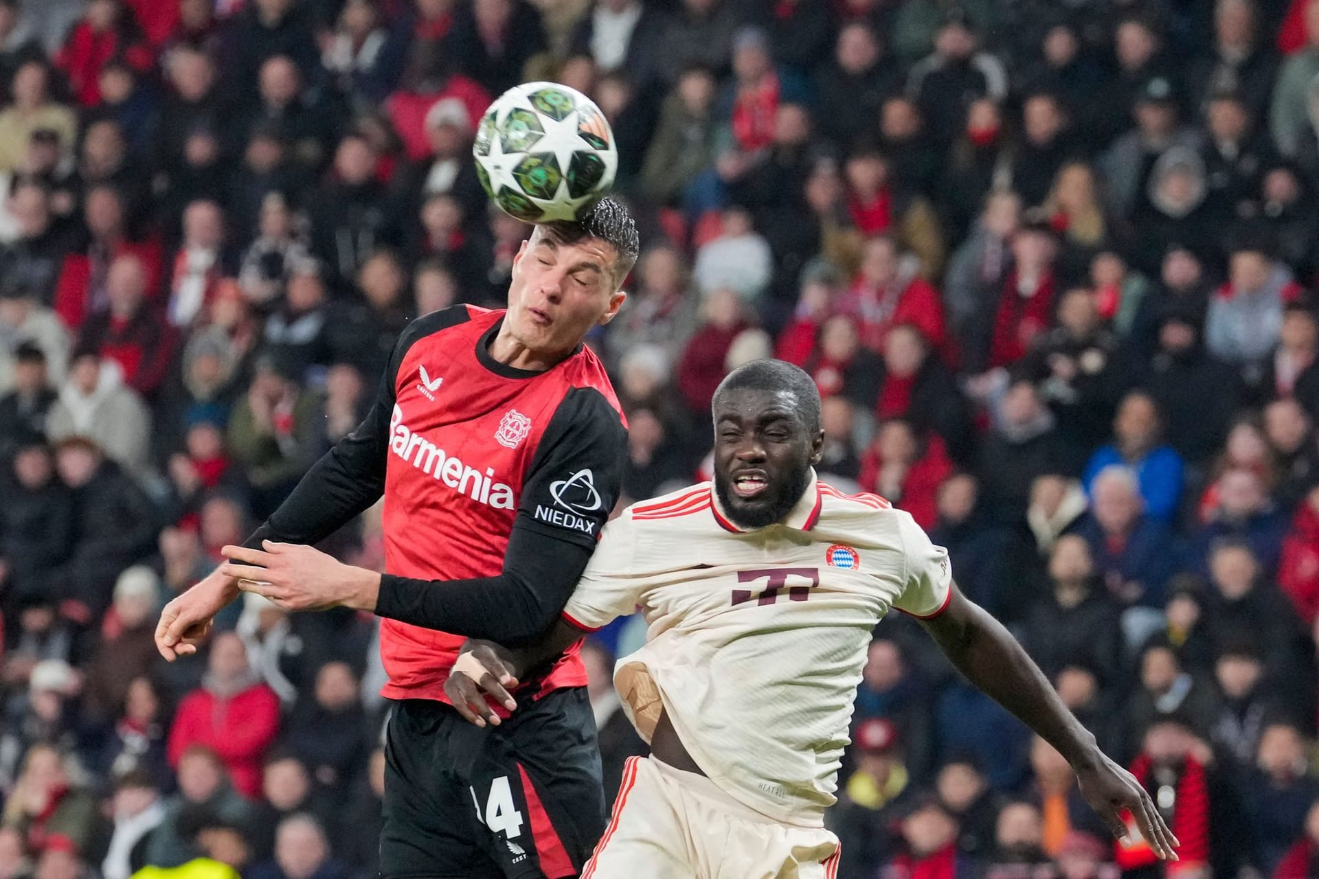 Dayot Upamecano: Spitzelte Schick den Ball weg (18.). Attackierte den Angreifer oft schon tief in der gegnerischen Hälfte. Verlor das Kopfballduell gegen Schick, der aber vorbei köpfte (38.). Gewann viele wichtige Zweikämpfe. Wäre bei Kanes Treffer auch zur Stelle gewesen. Bayerns Fels in der Abwehr. Note 2