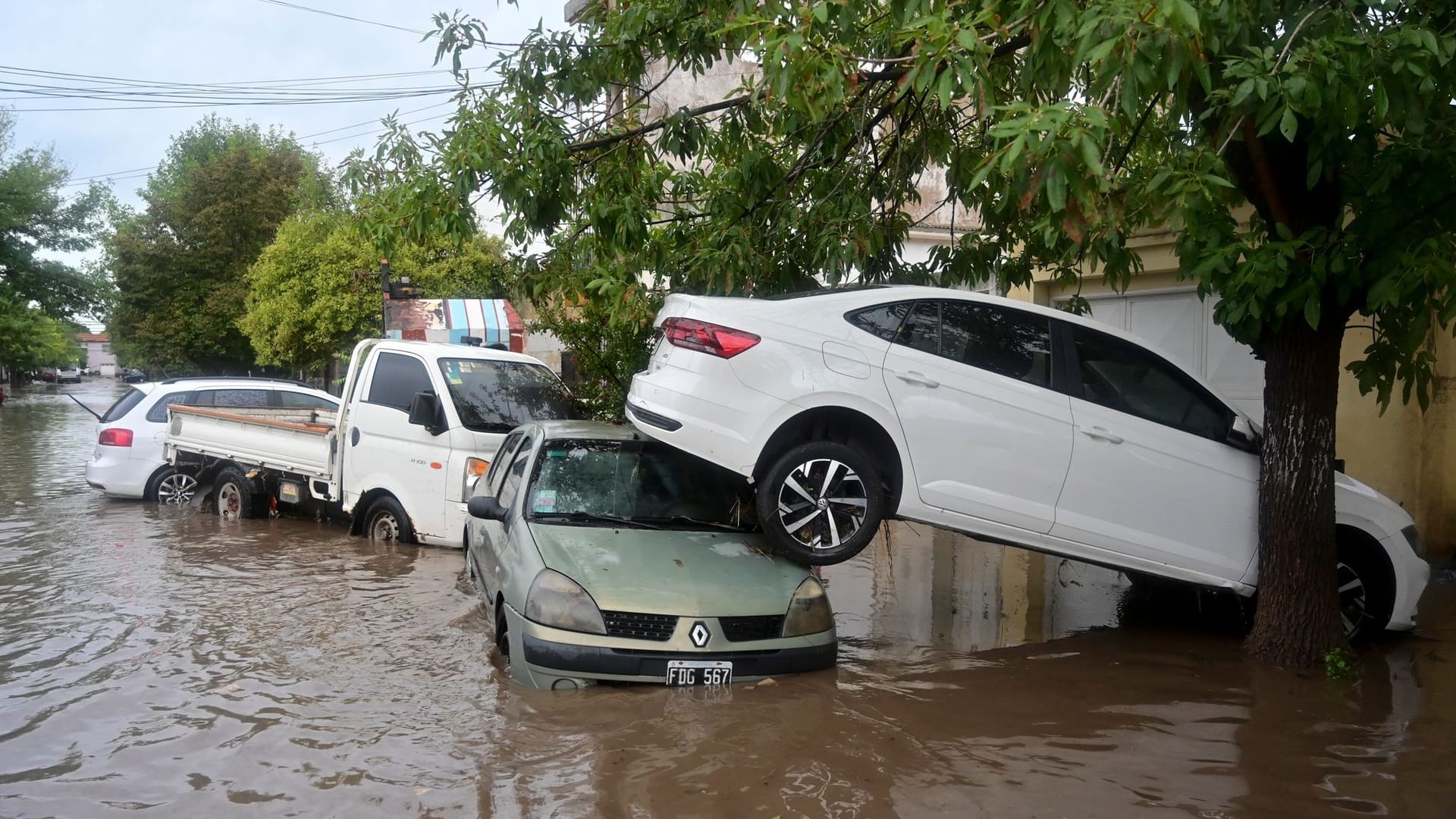 Autos stehen nach einem Unwetter in Bahia Blanca auf einer überfluteten Straße.