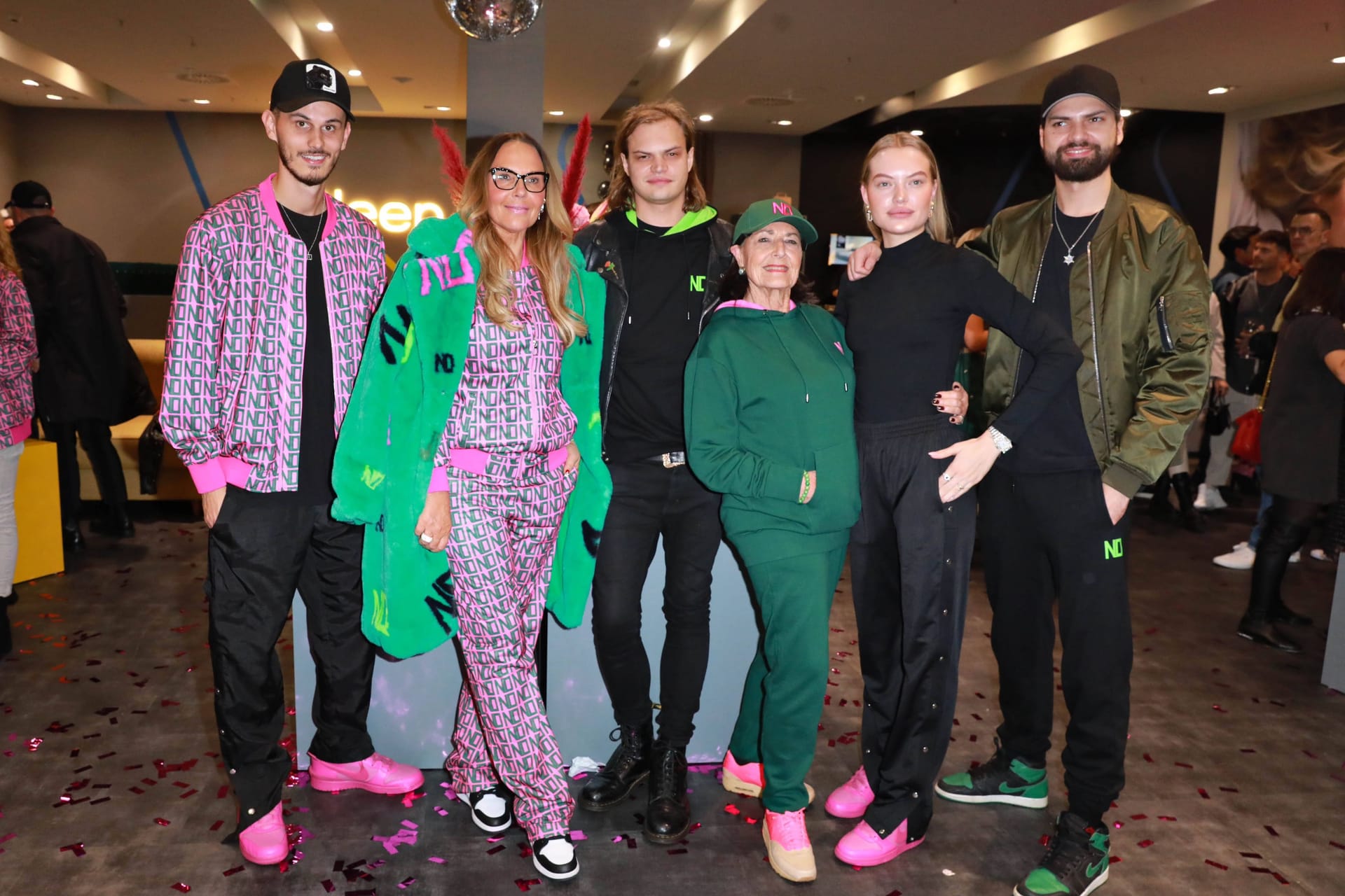 Nino Sifkovits, Natascha Ochsenknecht, Wilson Gonzales, Baerbel Wierichs, Cheyenne Savannah Ochsenknecht und Jimi Blue Ochsenknecht im November 2021: Das Bild entstand vor seiner Beziehung zu Laura-Marie Geissler.