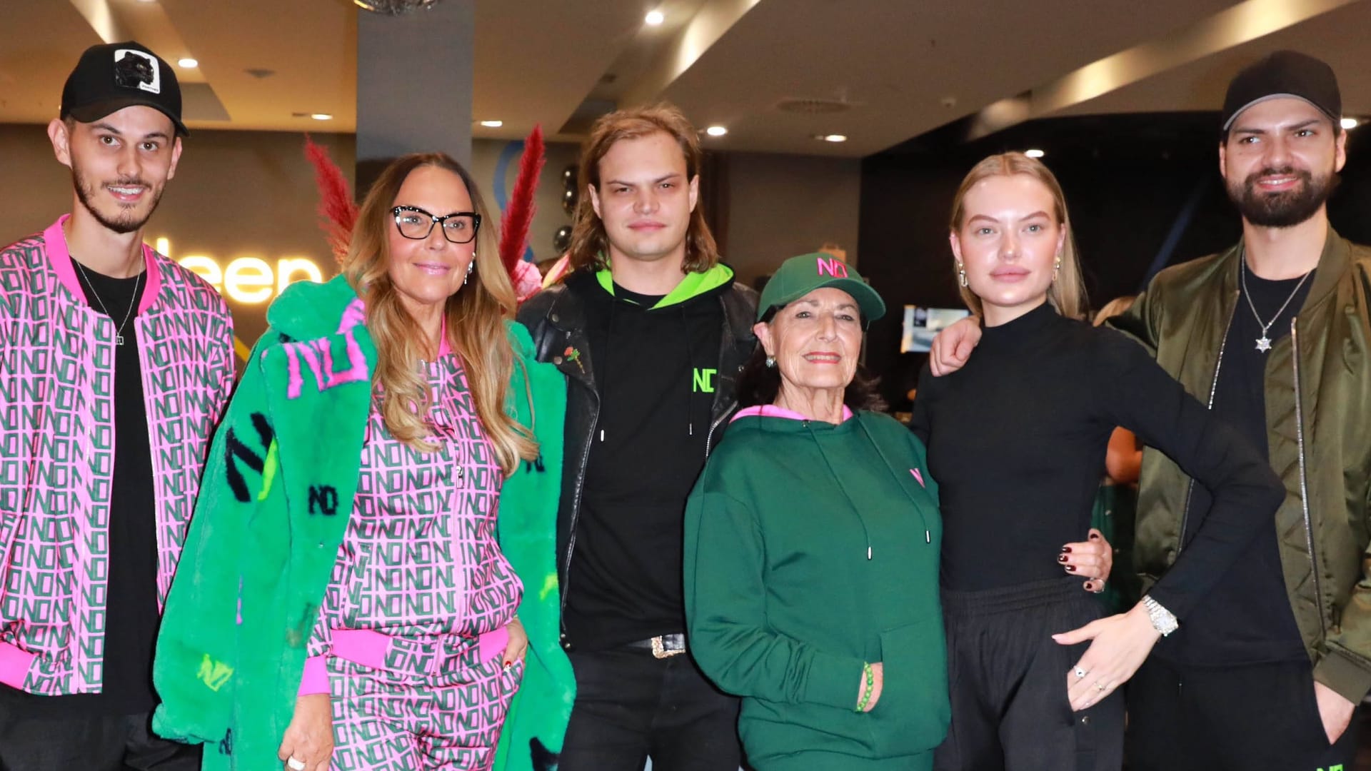 Nino Sifkovits, Natascha Ochsenknecht, Wilson Gonzales, Baerbel Wierichs, Cheyenne Savannah Ochsenknecht und Jimi Blue Ochsenknecht im November 2021: Das Bild entstand vor seiner Beziehung zu Laura-Marie Geissler.