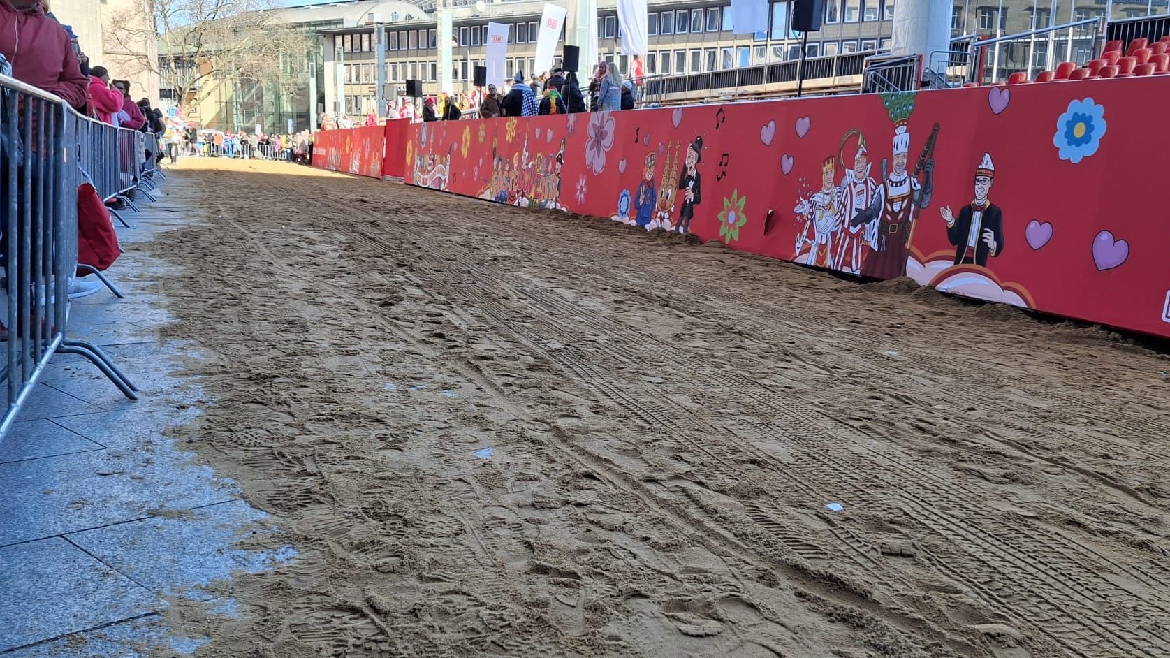 Am Kölner Dom sind Sand und Erde aufgeschüttet: Dadurch sollen die Hufe der Pferde geschont werden.