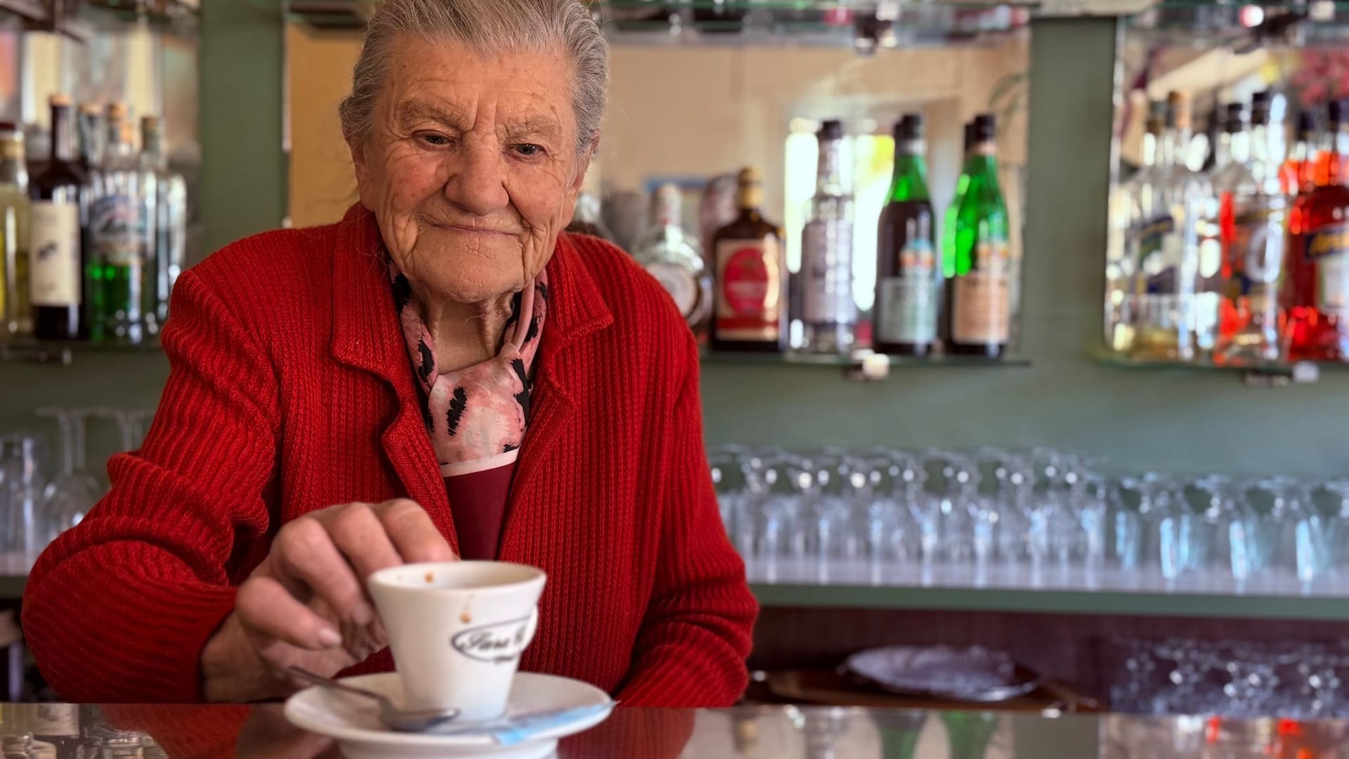 Anna Possi hinter ihrer geliebten Kaffeetheke: Auch noch mit 100 Jahren geht sie ihrer Leidenschaft nach - in einer Brache der es an Nachwuchs fehlt.