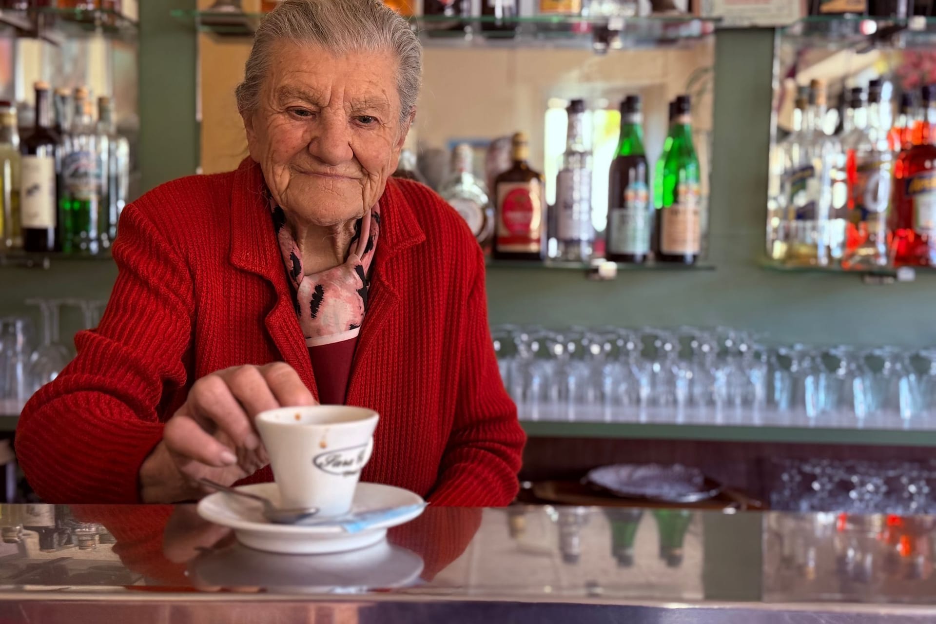 Anna Possi hinter ihrer geliebten Kaffeetheke: Auch noch mit 100 Jahren geht sie ihrer Leidenschaft nach - in einer Brache der es an Nachwuchs fehlt.