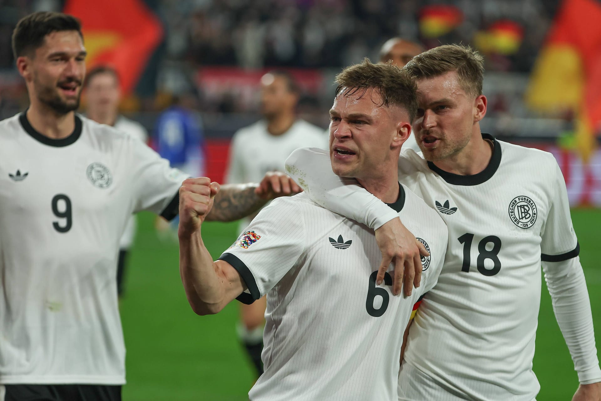 Was für ein Spektakel gegen Italien: Die DFB-Elf zittert sich in einer wilden Partie ins Final Four der Nations League. Das Spiel verläuft verrückt, mit zwei komplett verschiedenen Halbzeiten. Zwei Nationalspieler überragen dabei. Die Einzelkritik.