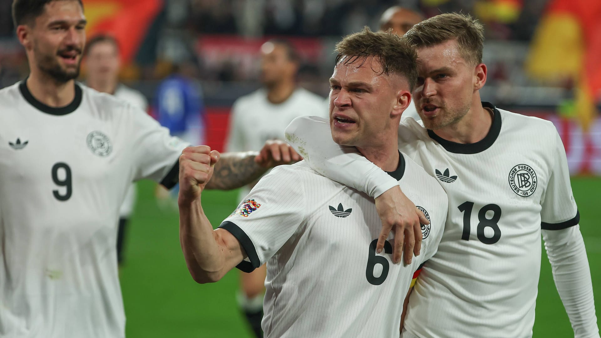 Was für ein Spektakel gegen Italien: Die DFB-Elf zittert sich in einer wilden Partie ins Final Four der Nations League. Das Spiel verläuft verrückt, mit zwei komplett verschiedenen Halbzeiten. Zwei Nationalspieler überragen dabei. Die Einzelkritik.