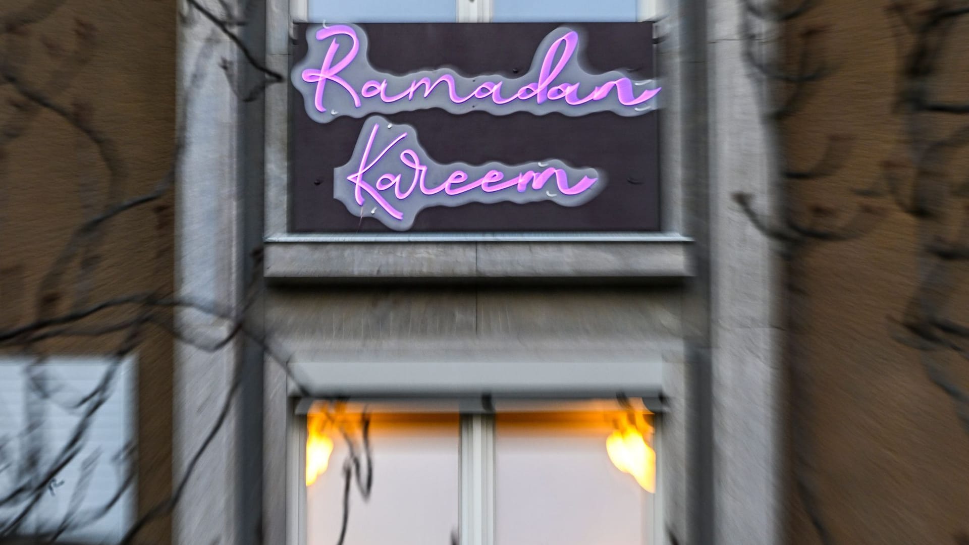 Der Schriftzug "Ramadan Kareem", der "frohen Ramadan" oder "gesegneten Ramadan" bedeutet hängt am Rathaus Tiergarten.