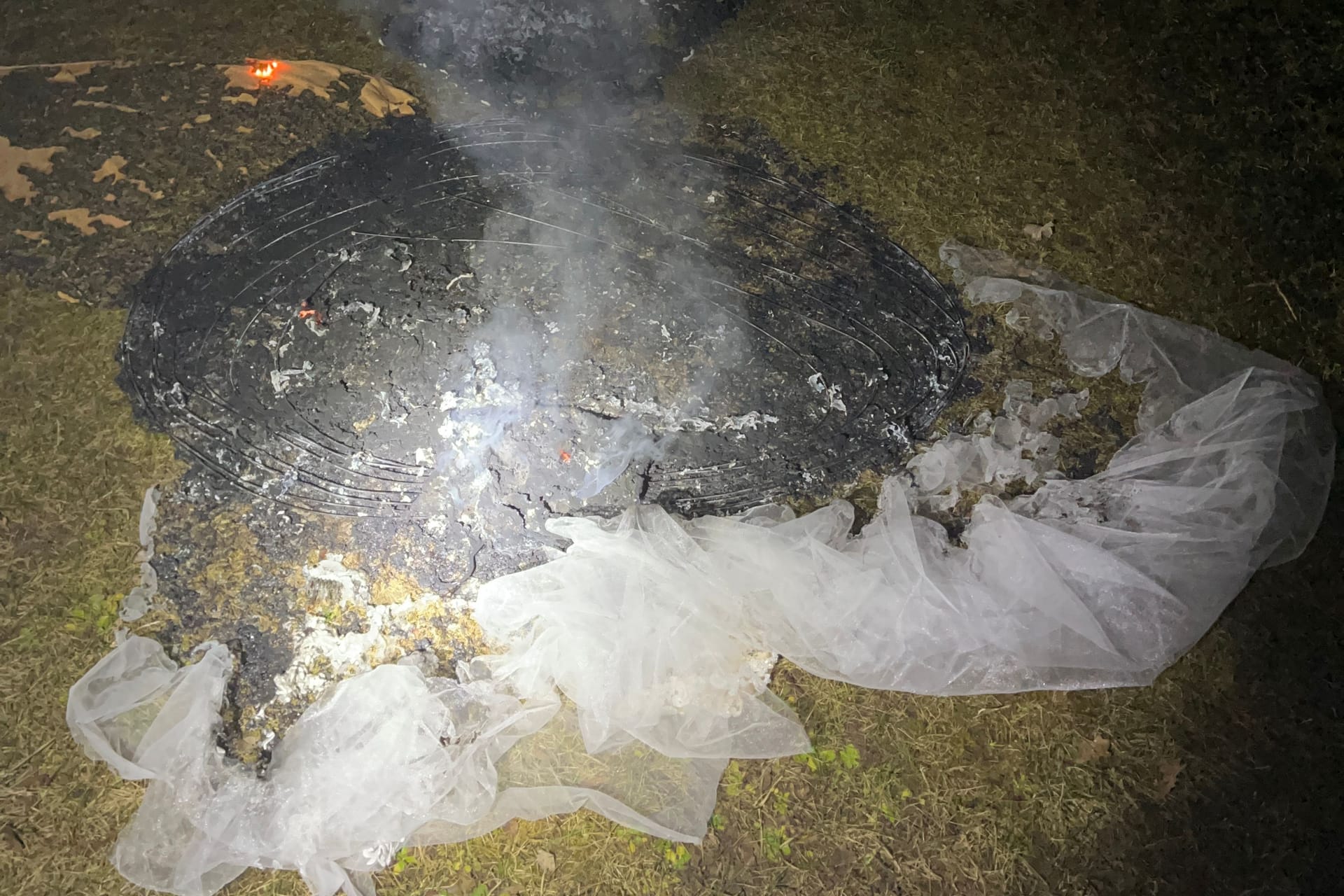 Verkohlte Stoffreste auf Wiese nahe Bolzplatz: Einbruch und Brandstiftung sorgen für Rätsel in Bamberg.