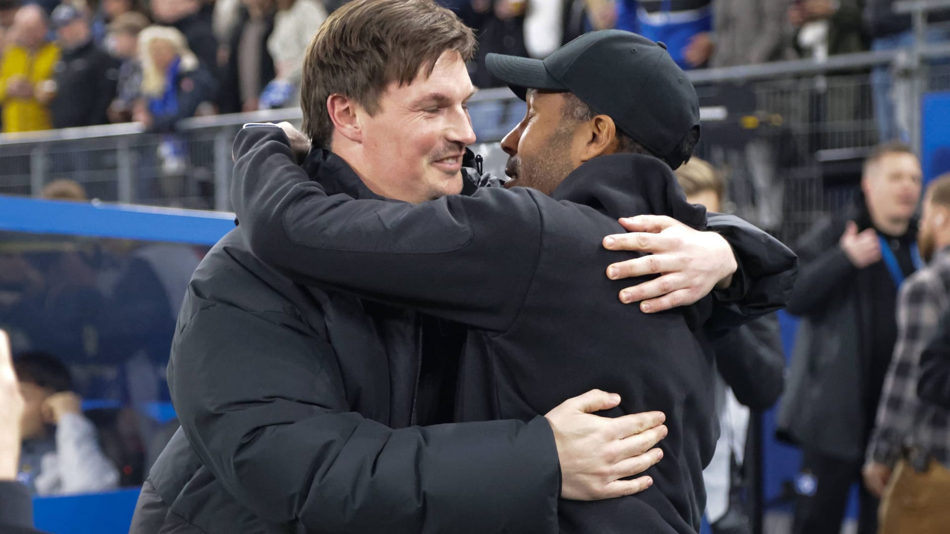 Vor dem Spiel begrüßten sich HSV-Coach Merlin Polzin (l.) und Fortuna-Trainer Daniel Thioune noch innig.