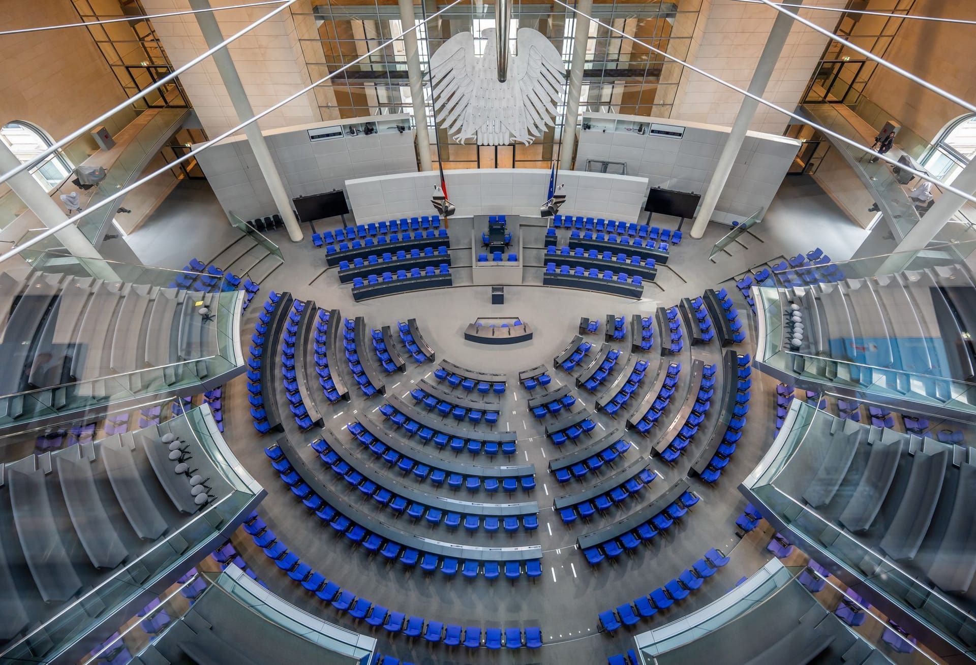 Ab heute füllt sich der umgebaute Plenarsaal des Deutschen Bundestags wieder. Quelle: