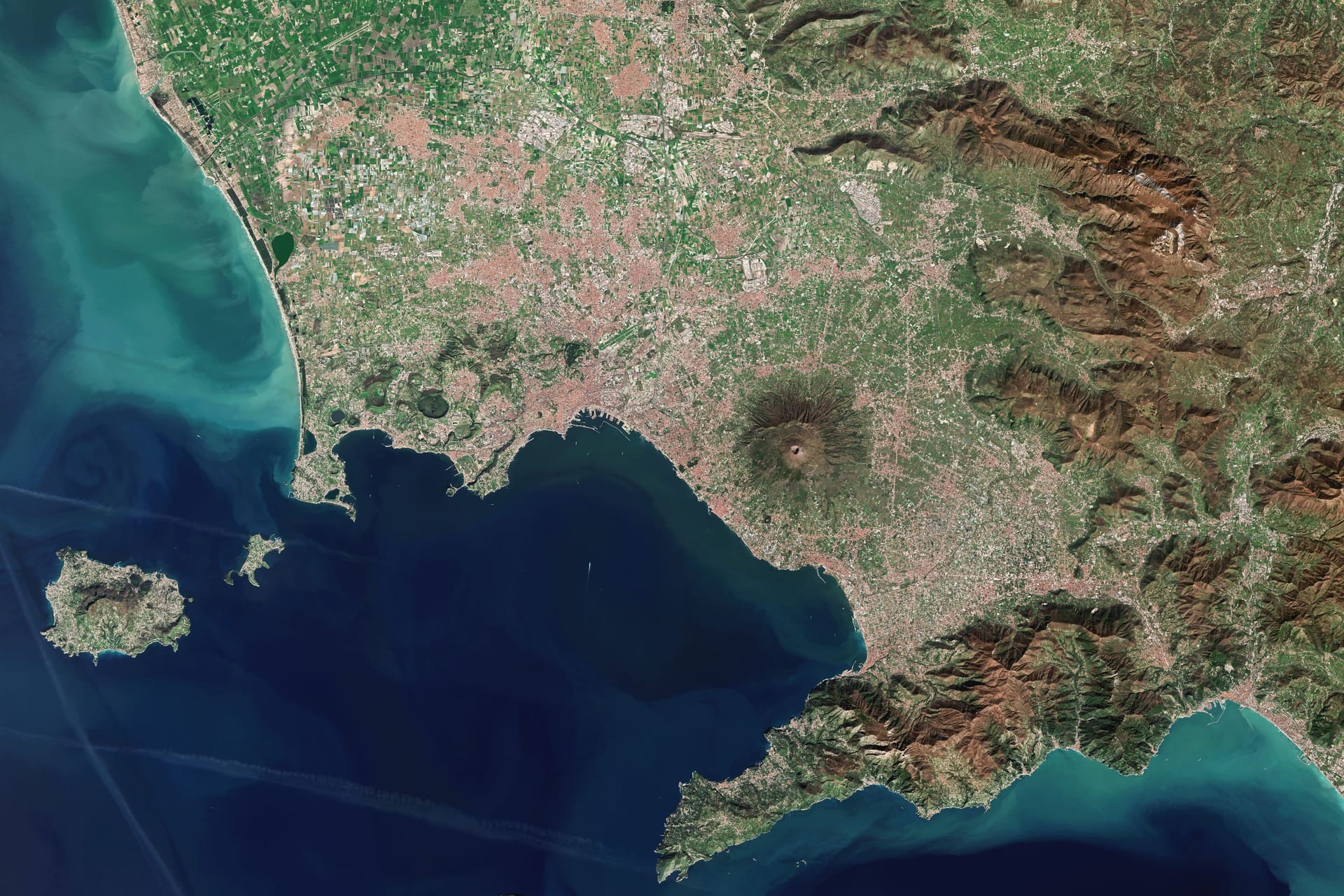 Satellitenbild der Phlegräischen Felder bei Neapel: Der Supervulkan könnte jederzeit ausbrechen – eine ständige Gefahr für Italien und ganz Europa.