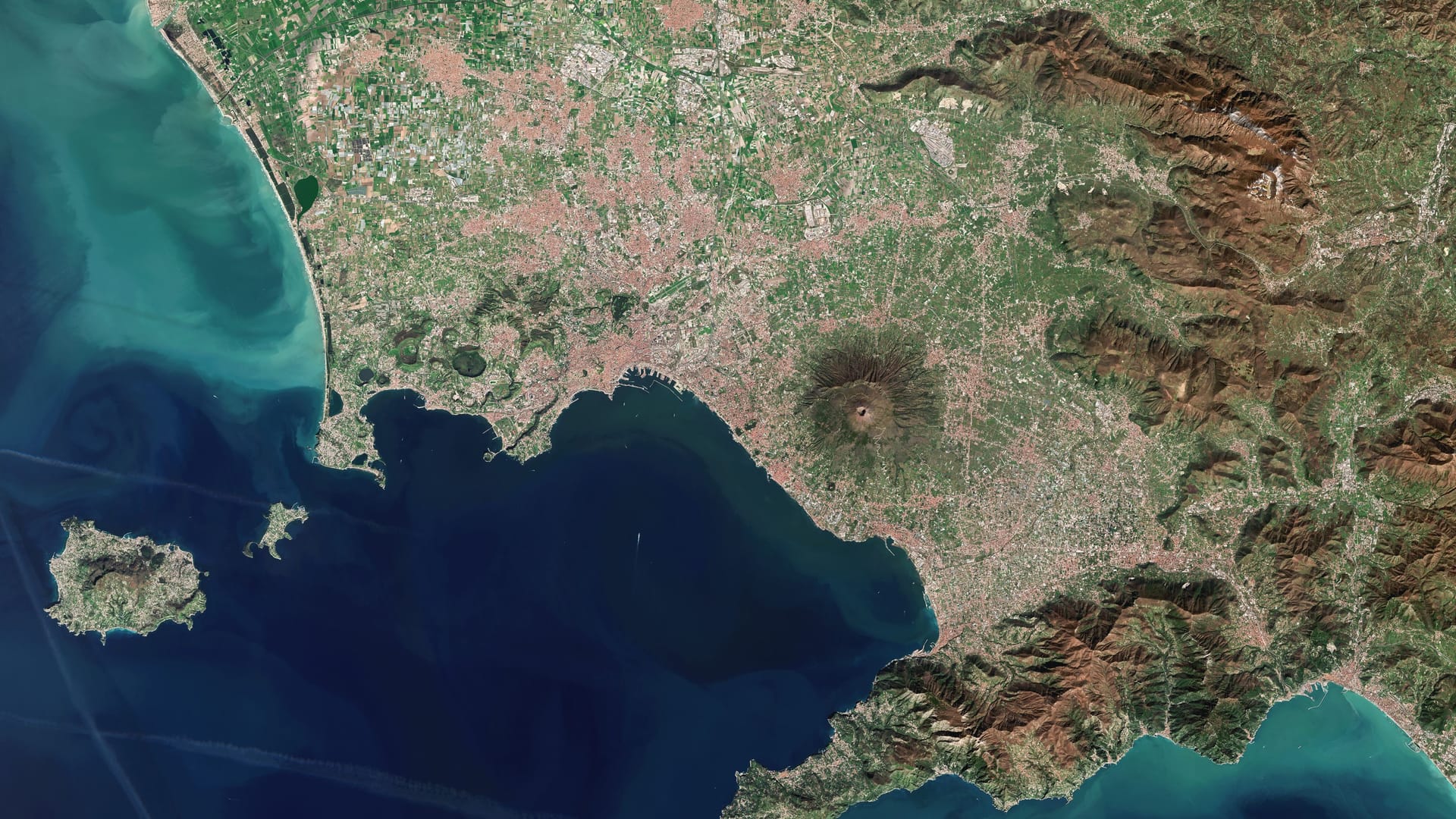 Satellitenbild der Phlegräischen Felder bei Neapel: Der Supervulkan könnte jederzeit ausbrechen – eine ständige Gefahr für Italien und ganz Europa.