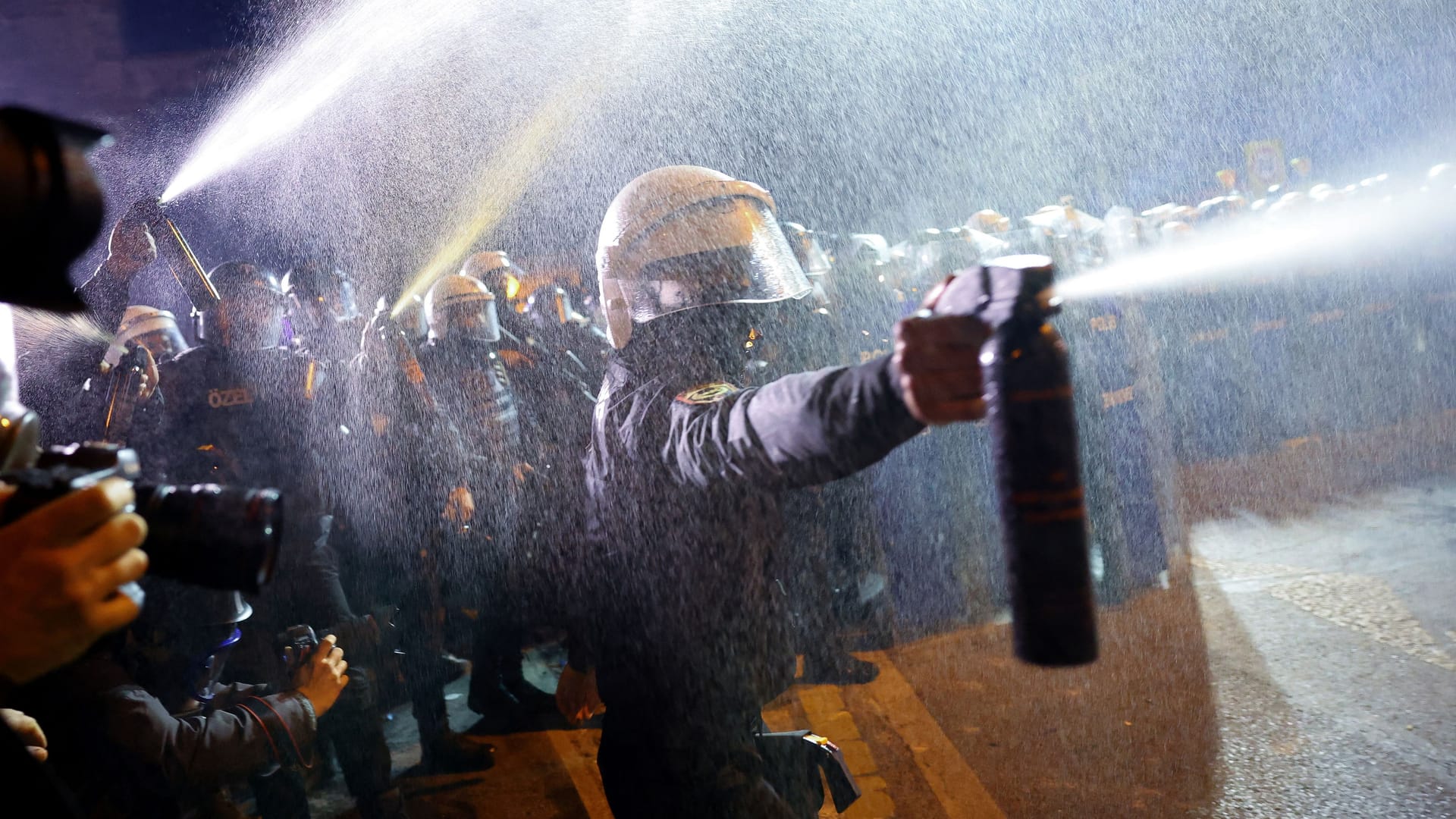 Tränengas in Istanbul: Protest gegen die Festnahme Ekrem İmamoğlus.