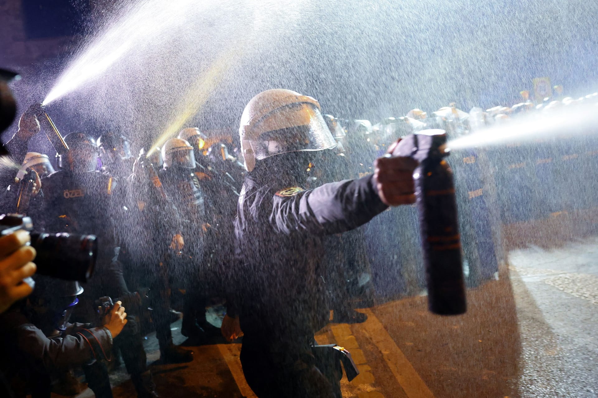 Tränengas in Istanbul: Protest gegen die Festnahme Ekrem İmamoğlus.
