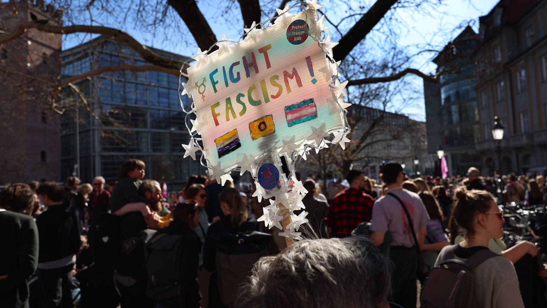 08.03.2025, Bayern, München: Ein Demonstrant hält am Rindermarkt ein Plakat mit der Aufschrift "FIGHT FASCISM!" Foto: Karl-Josef Hildenbrand/dpa +++ dpa-Bildfunk +++