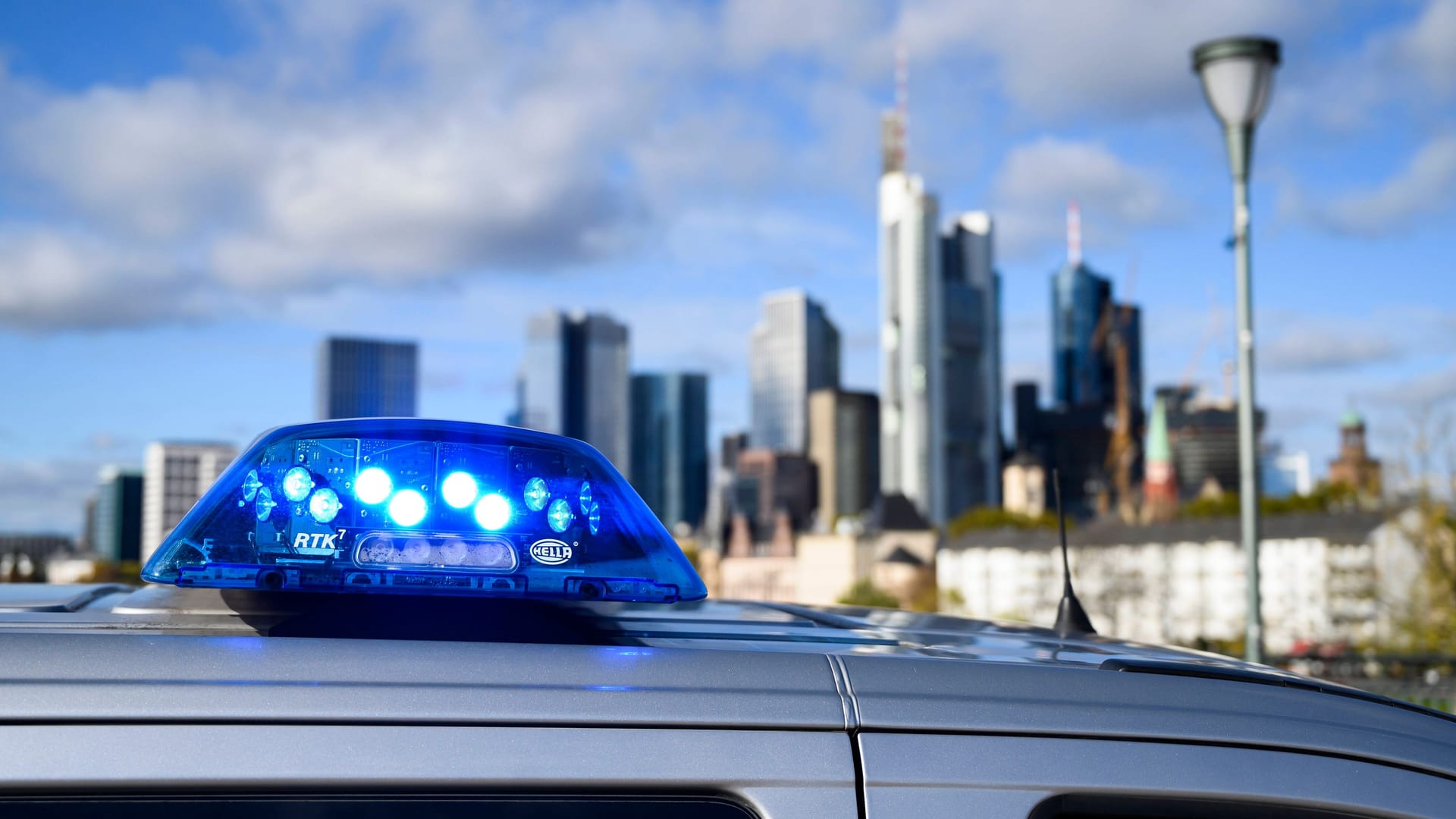 Ein Streifenwagen der Polizei vor der Skyline von Frankfurt (Symbolbild):
