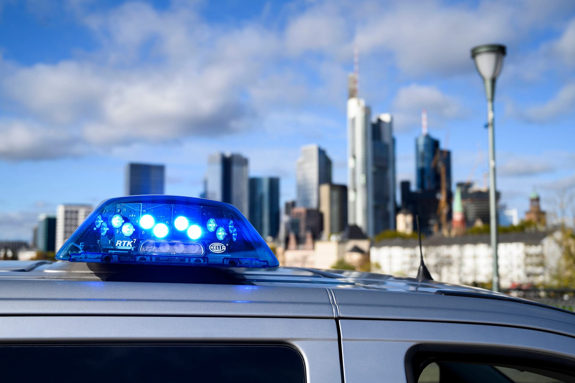 Ein Streifenwagen der Polizei vor der Skyline von Frankfurt (Symbolbild):