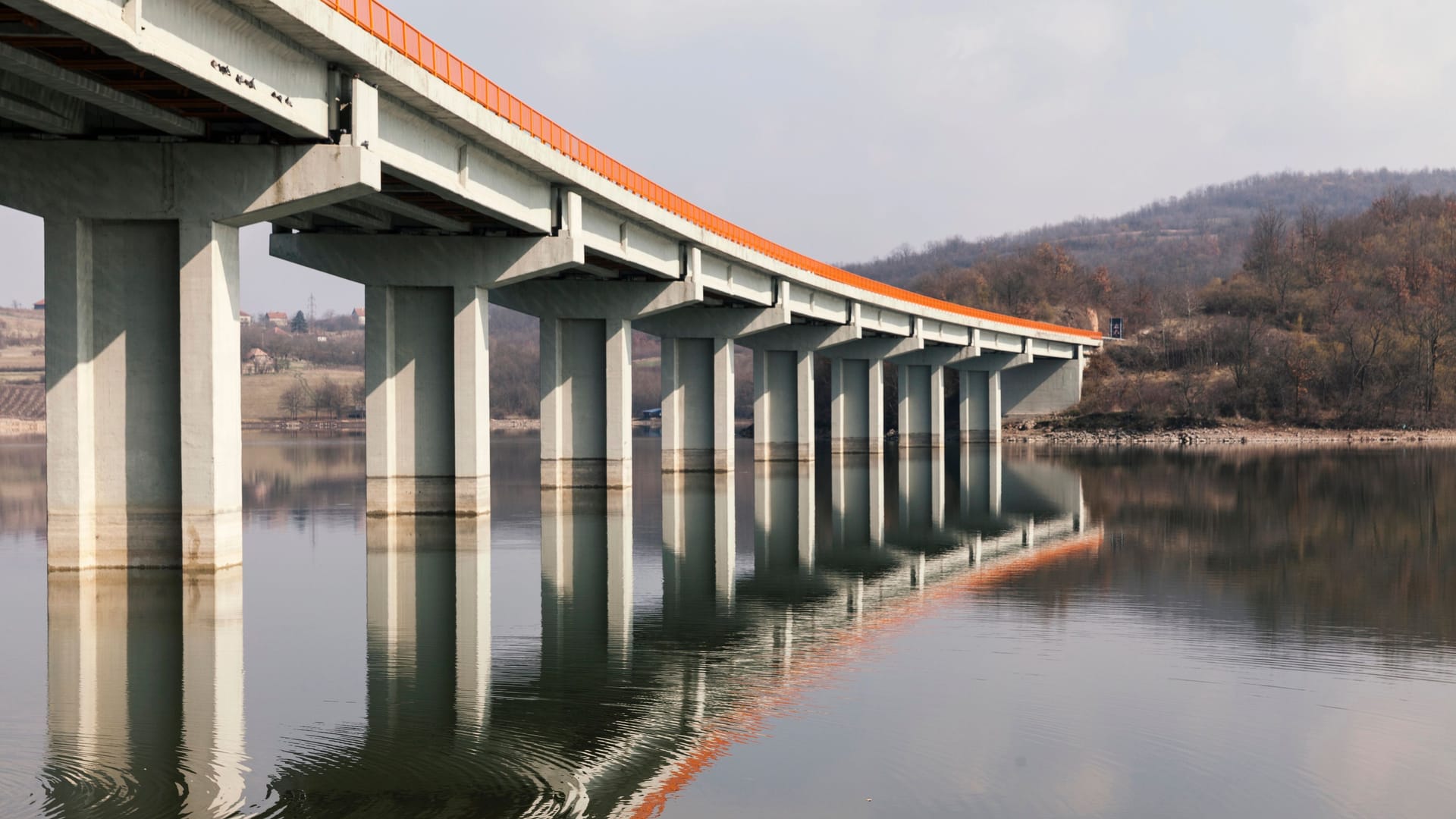 Effizient und platzsparend: Die Brücke benötigt nur ein Drittel der Fläche einer herkömmlichen Bahntrasse.