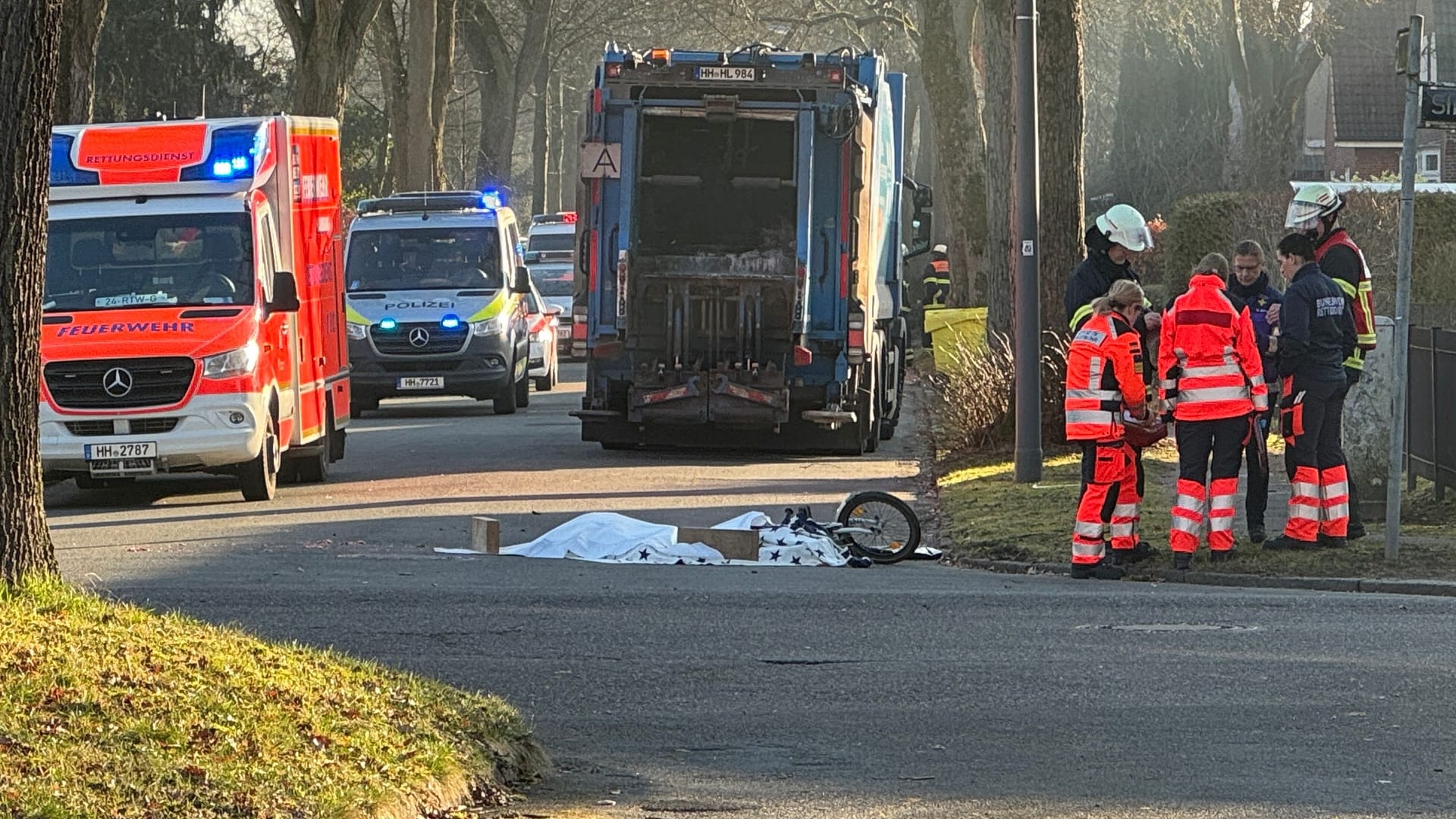 Rettungskräfte kümmern sich um die Augenzeugen: In Hamburg-Volksdorf wurde ein Junge bei einem schweren Unfall getötet.