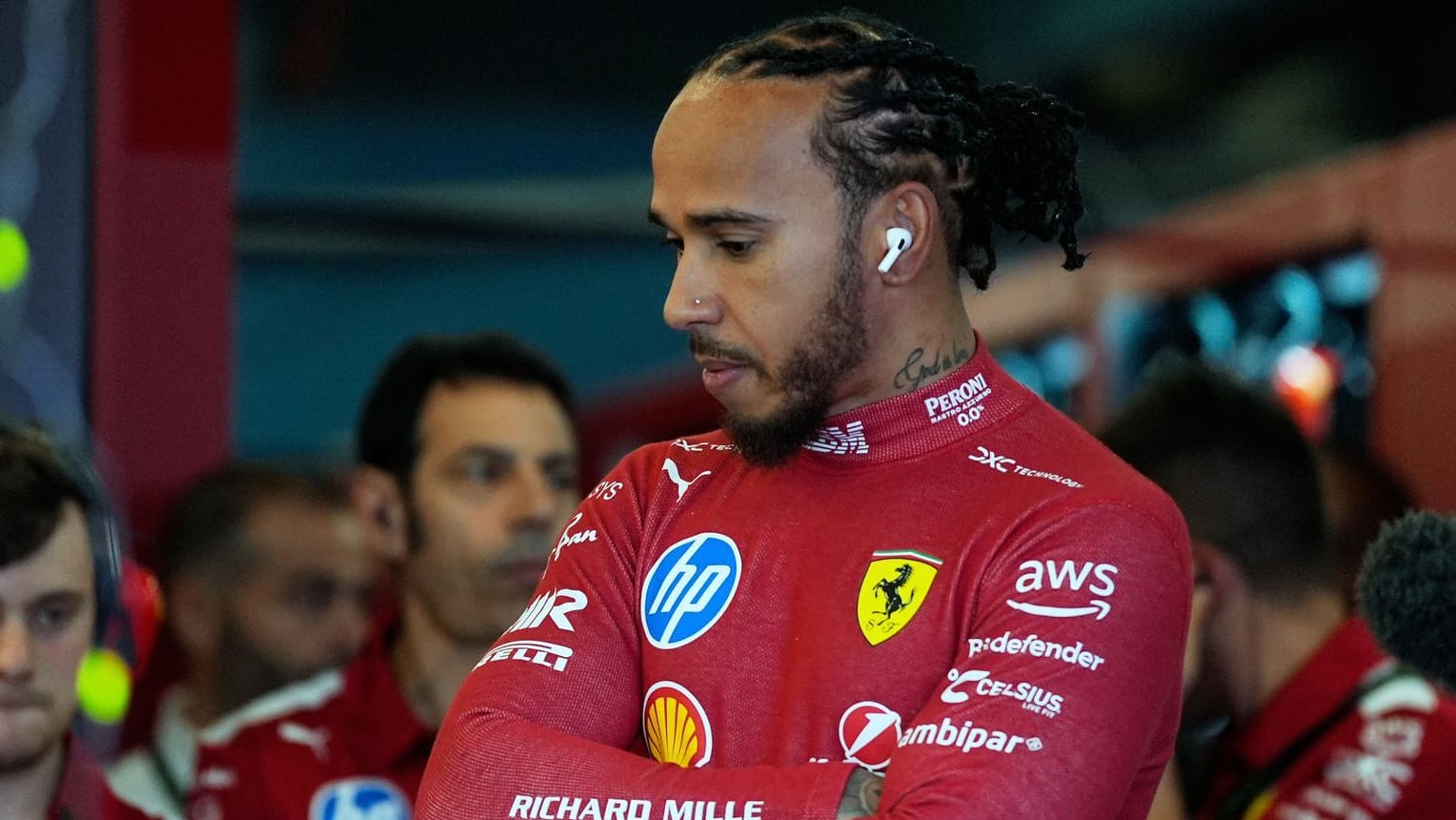 Nachdenklich: Lewis Hamilton in der Ferrari-Box.