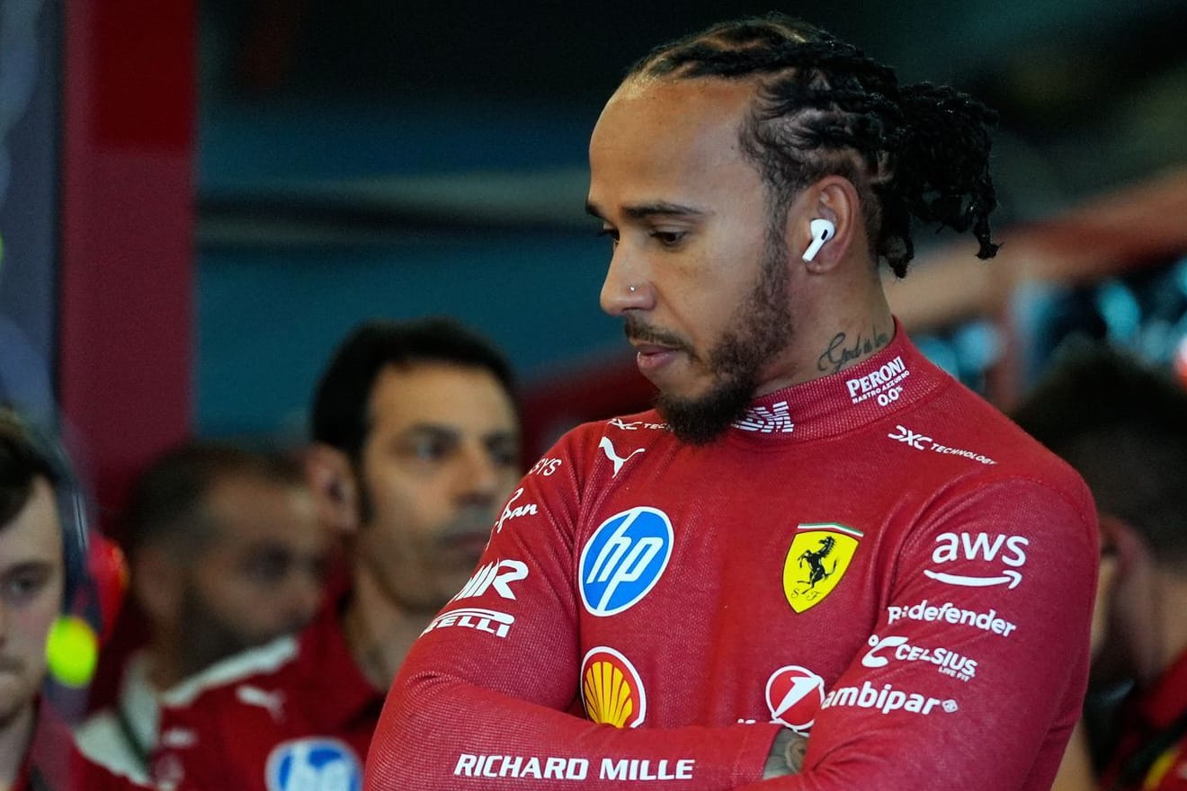 Nachdenklich: Lewis Hamilton in der Ferrari-Box.