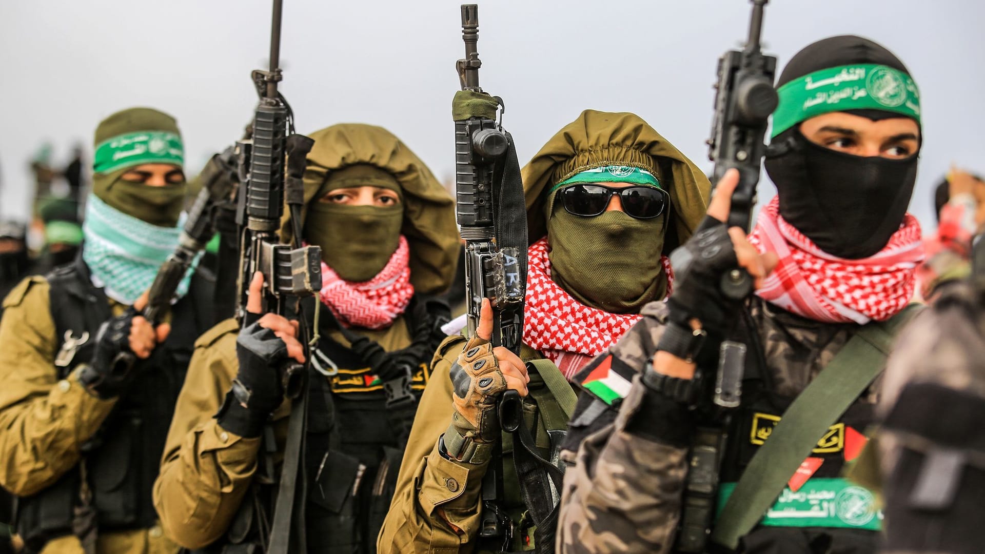 Bewaffnete Mitglieder der Hamas: Die Terrororganisation inszenierte die Übergabe von israelischen Geiseln als "Spektakel".