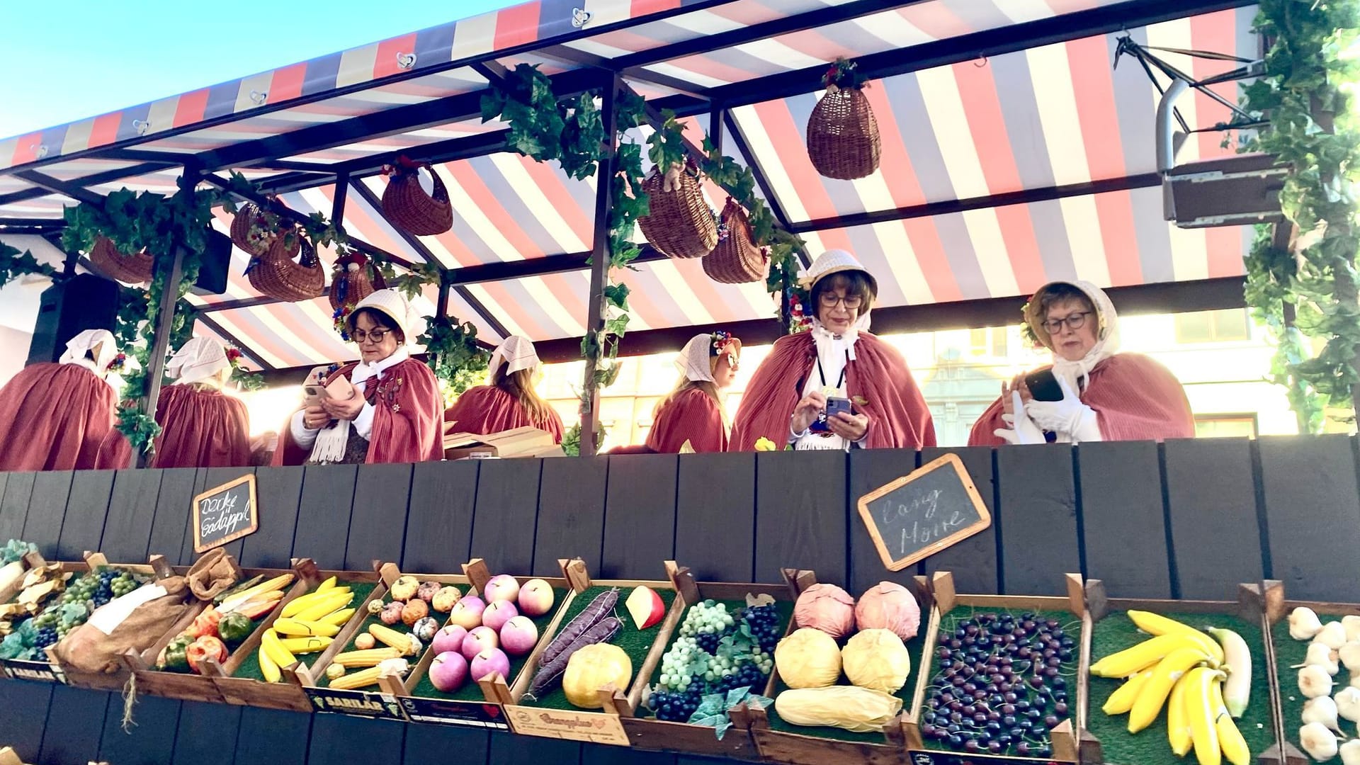 Die Öcher Marktweiber: Bevor der Zug losgeht, noch die Nachrichten checken.