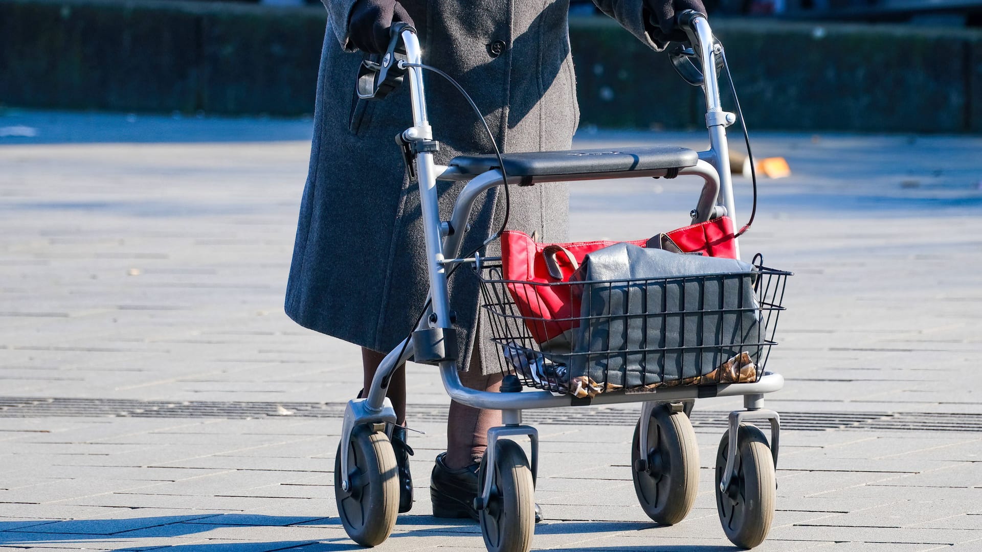 Eine Seniorin am Rollator (Archivbild): Bei dem Vorfall in Marzahn ist eine Seniorin verletzt worden.